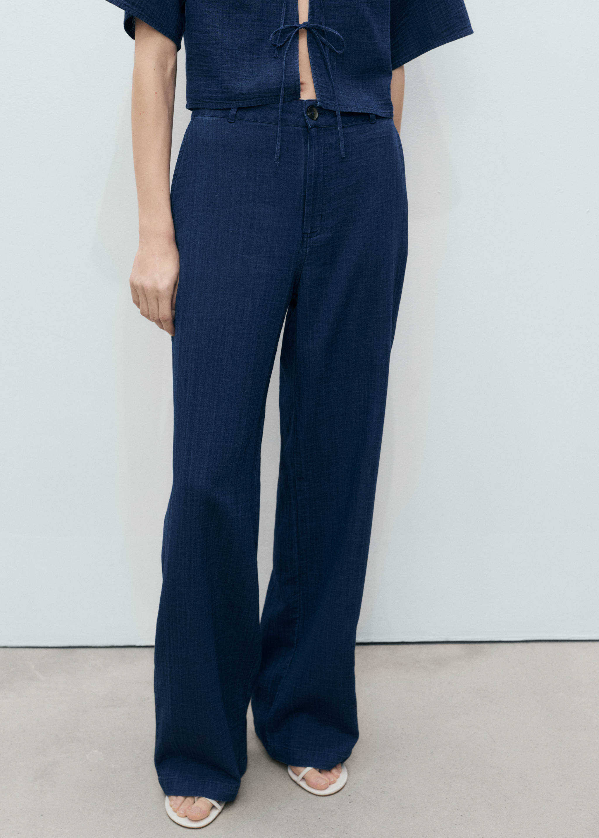 Byxor i böljande denim med hög midja - Bild av mittparti