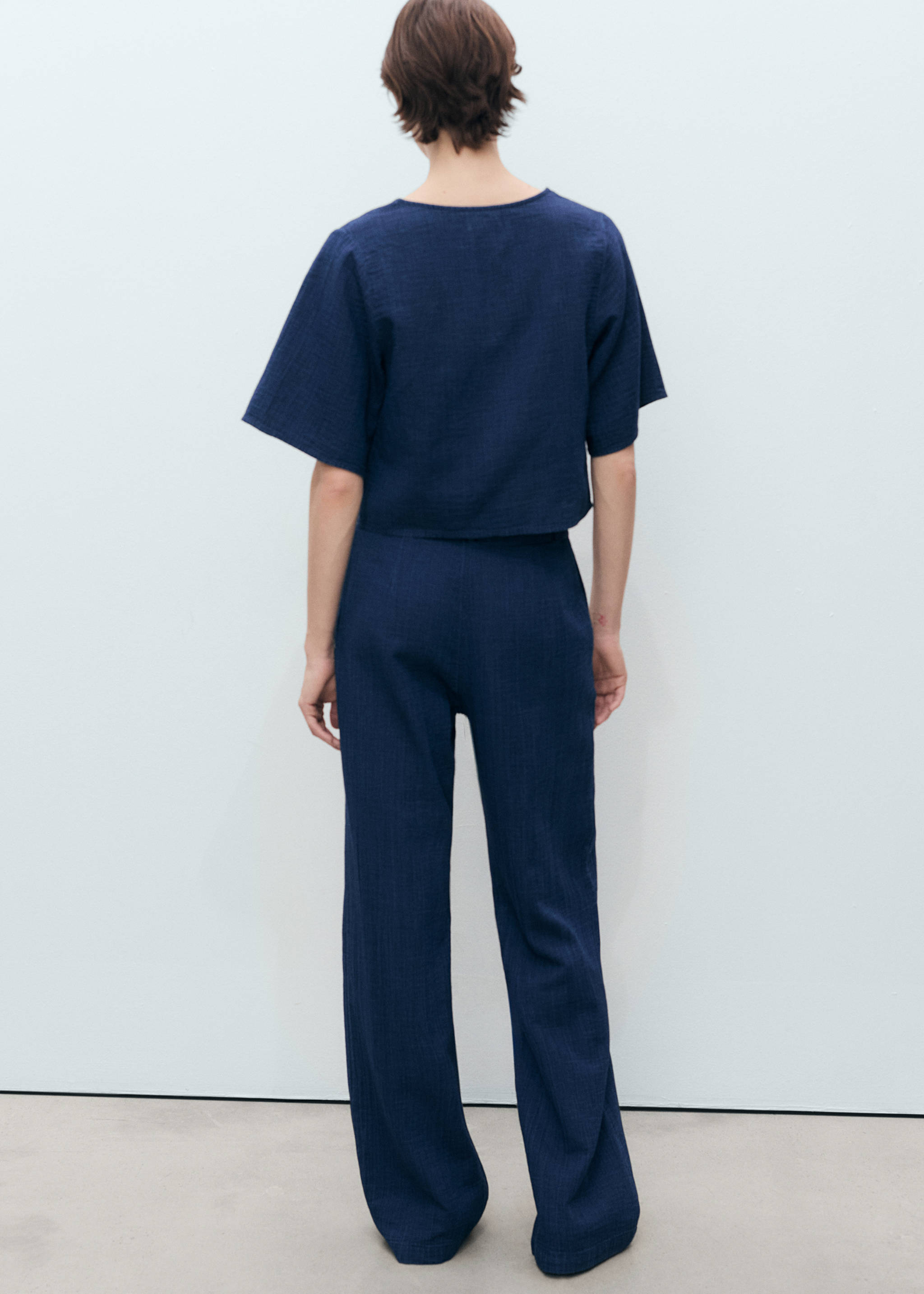 Byxor i böljande denim med hög midja - Artikelns baksida