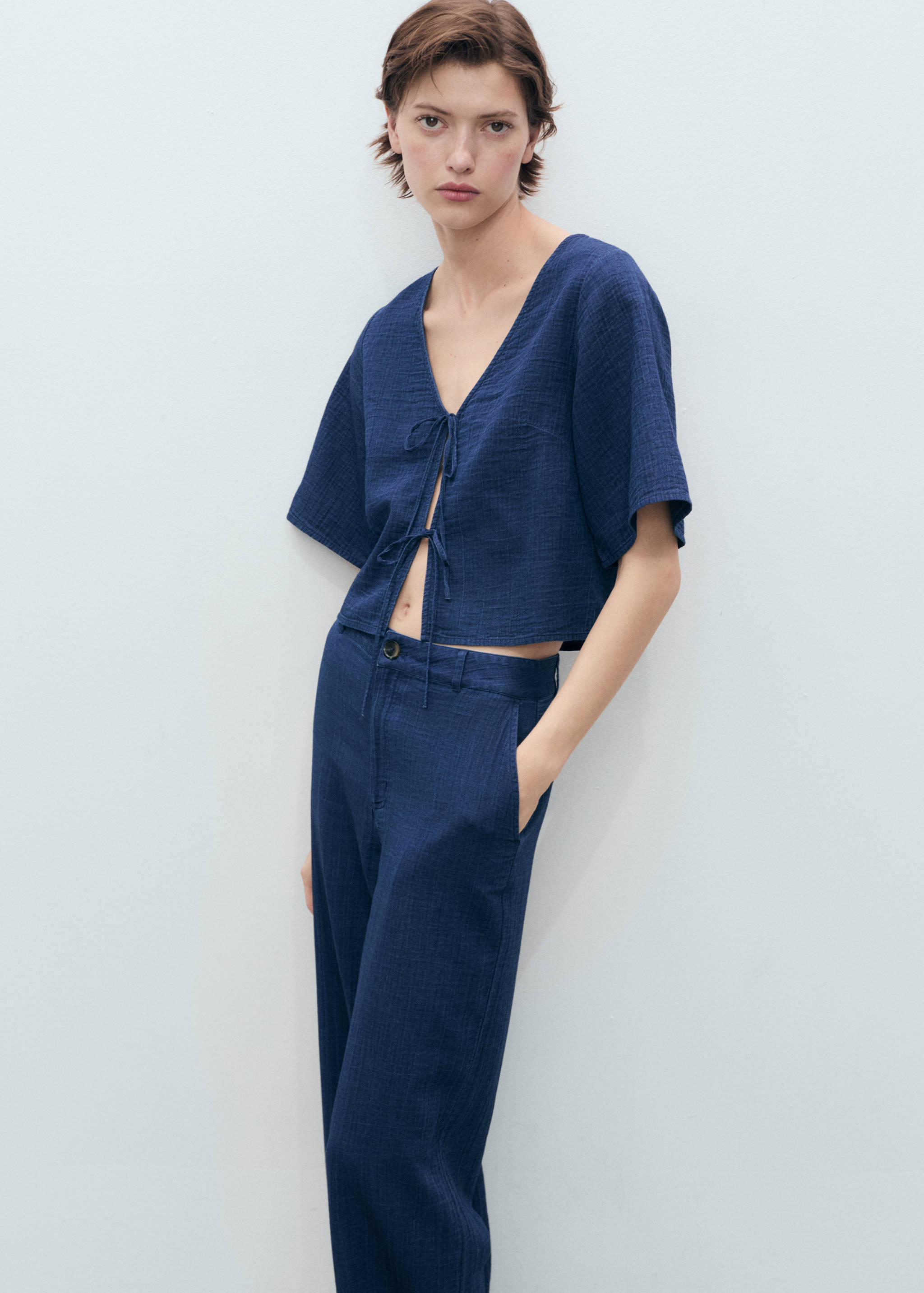 Byxor i böljande denim med hög midja - Detaljer om artikeln 1