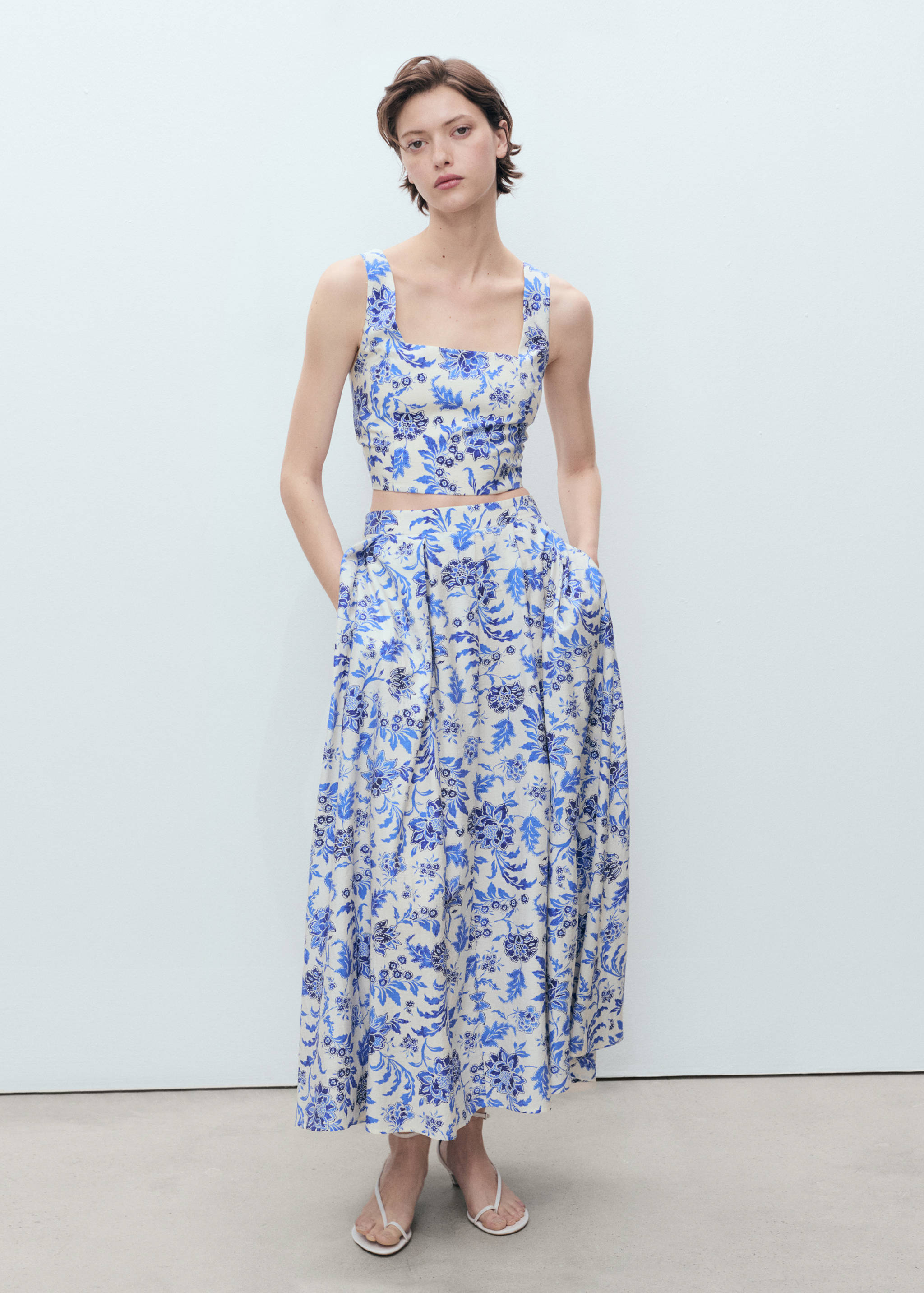 Floral crop top with low neckline - General plane