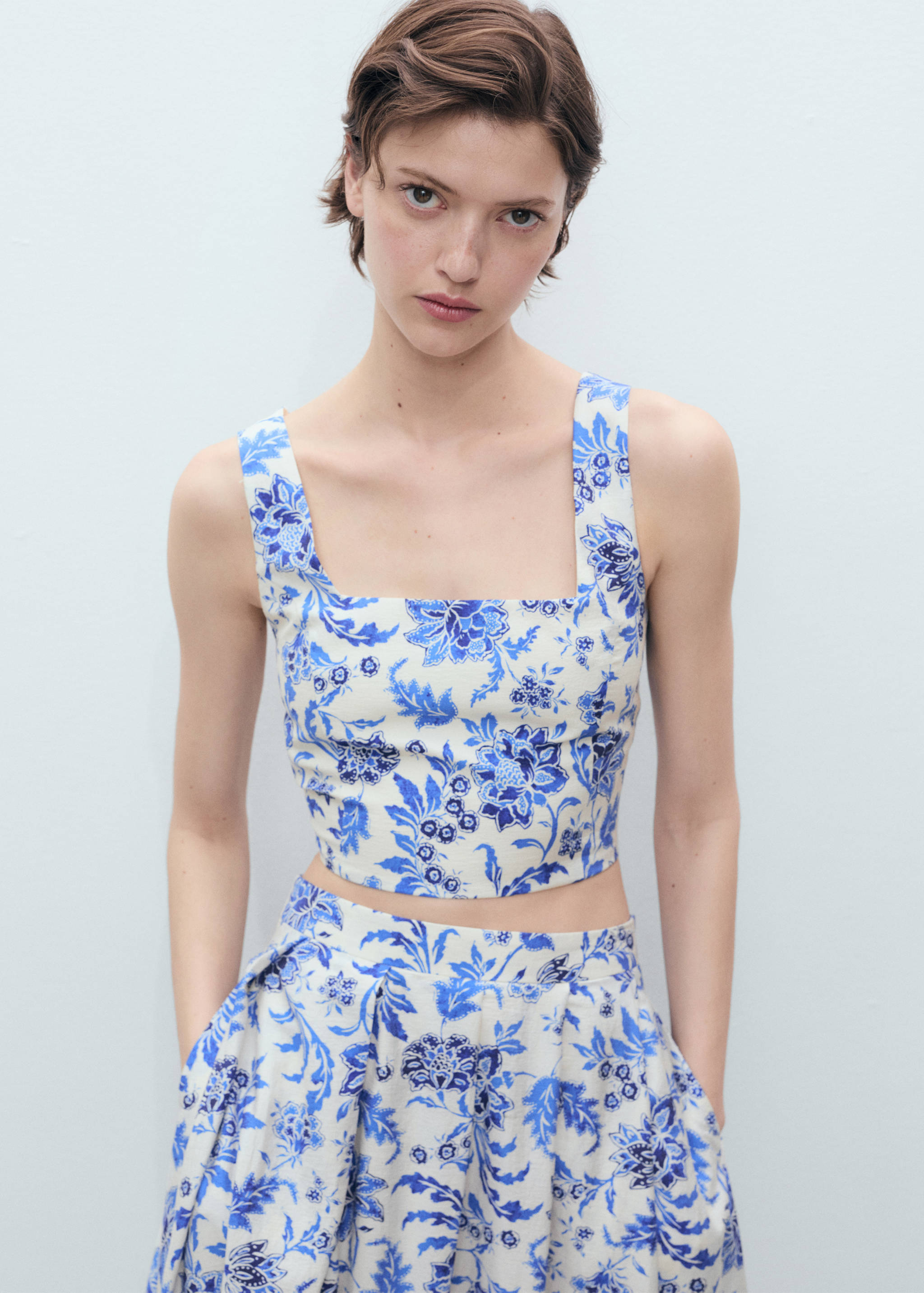 Floral crop top with low neckline - Medium plane