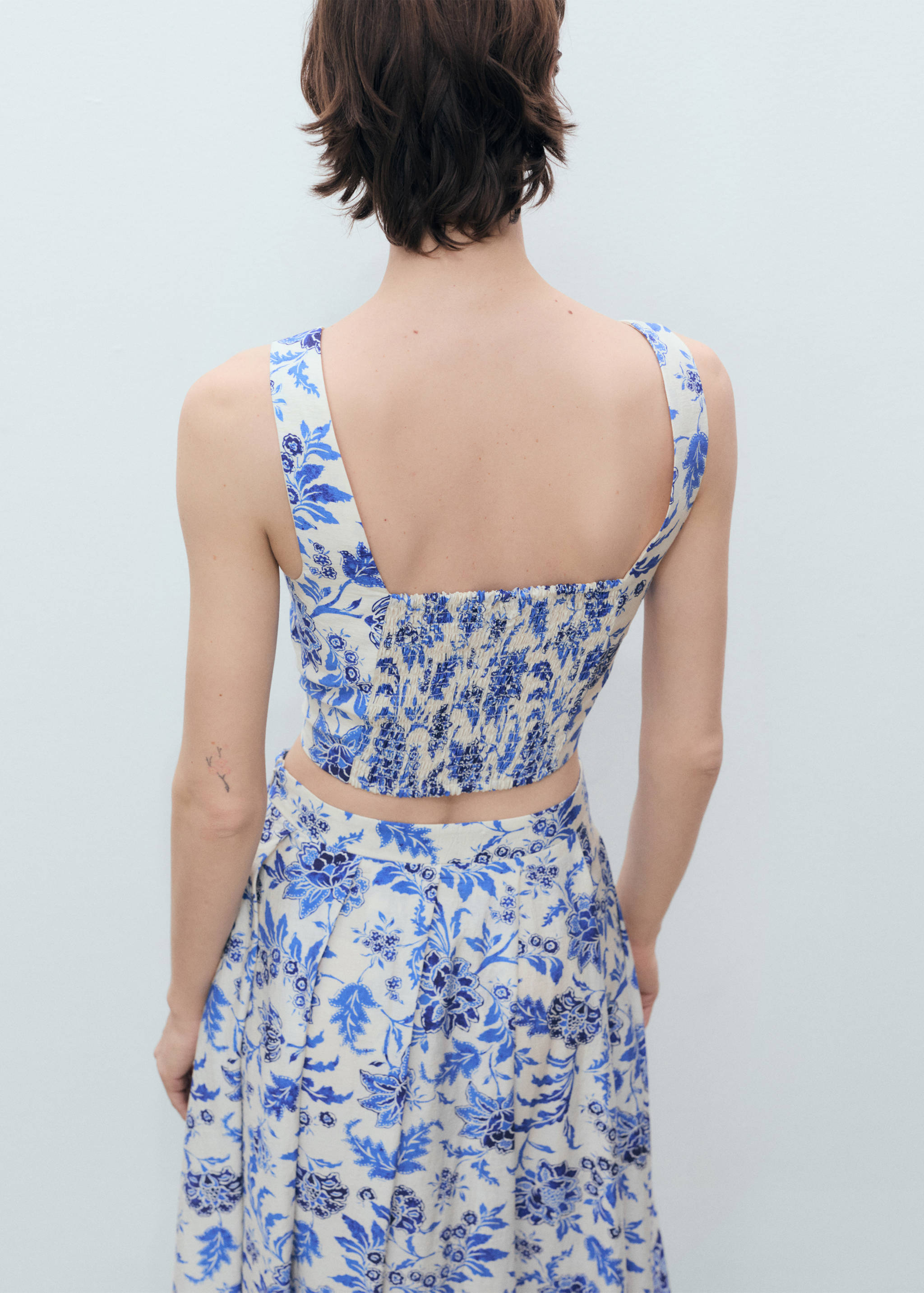 Floral crop top with low neckline - Reverse of the article