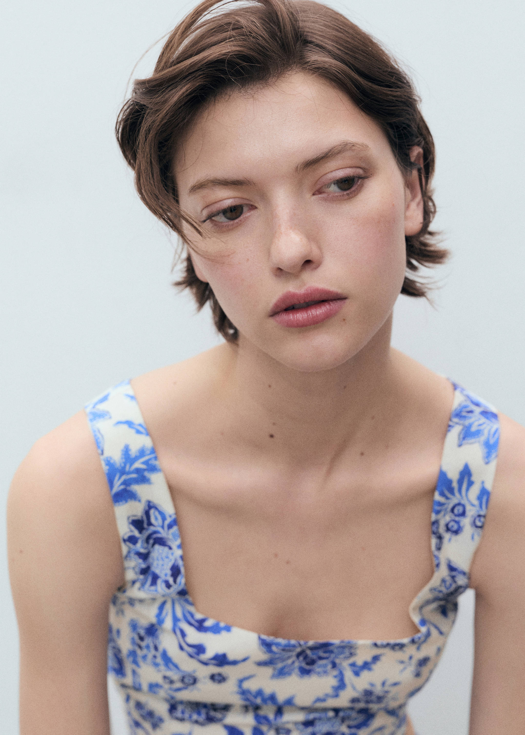 Floral crop top with low neckline - Details of the article 1