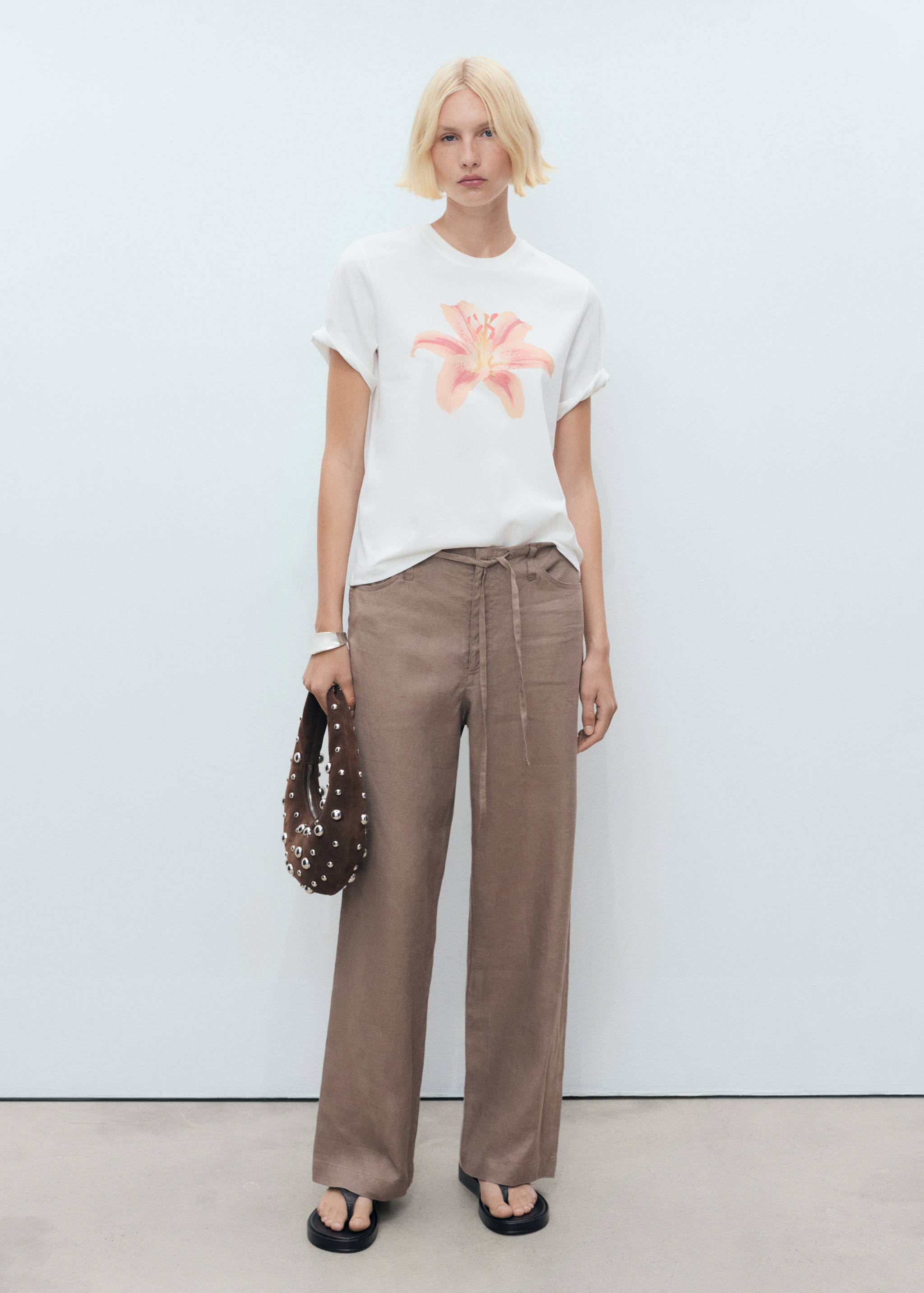 Футболка с цветочным принтом - Общий план