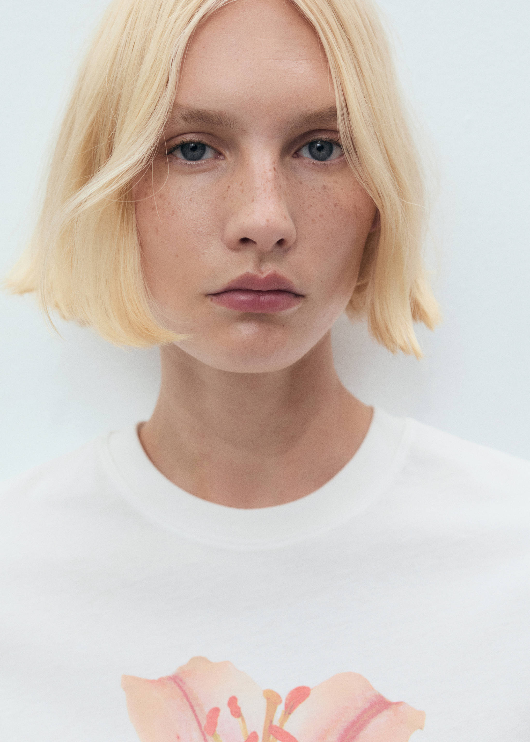 Футболка с цветочным принтом - Деталь изделия 1