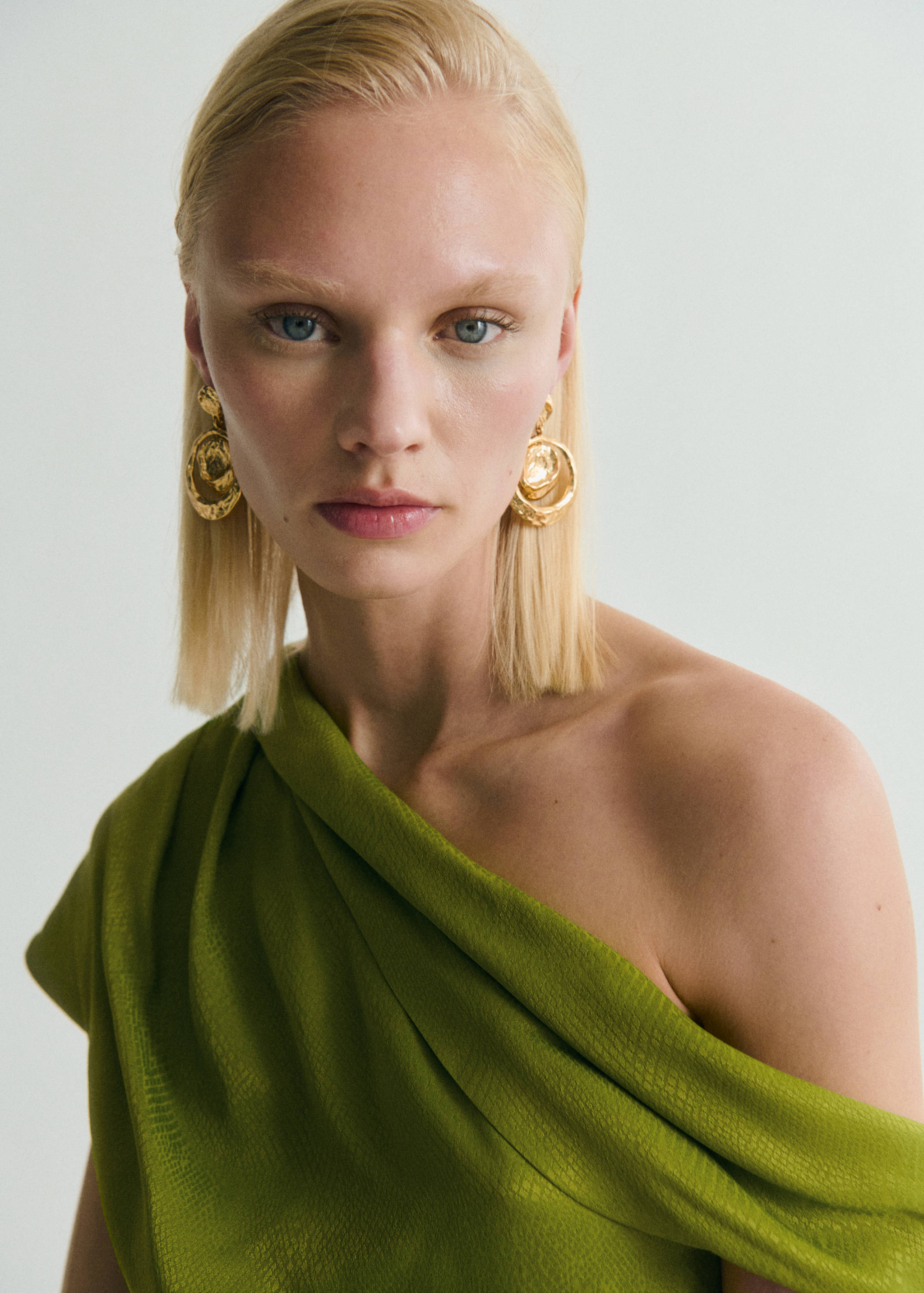 Blusa acetinada com gola assimétrica - Pormenor do artigo 1