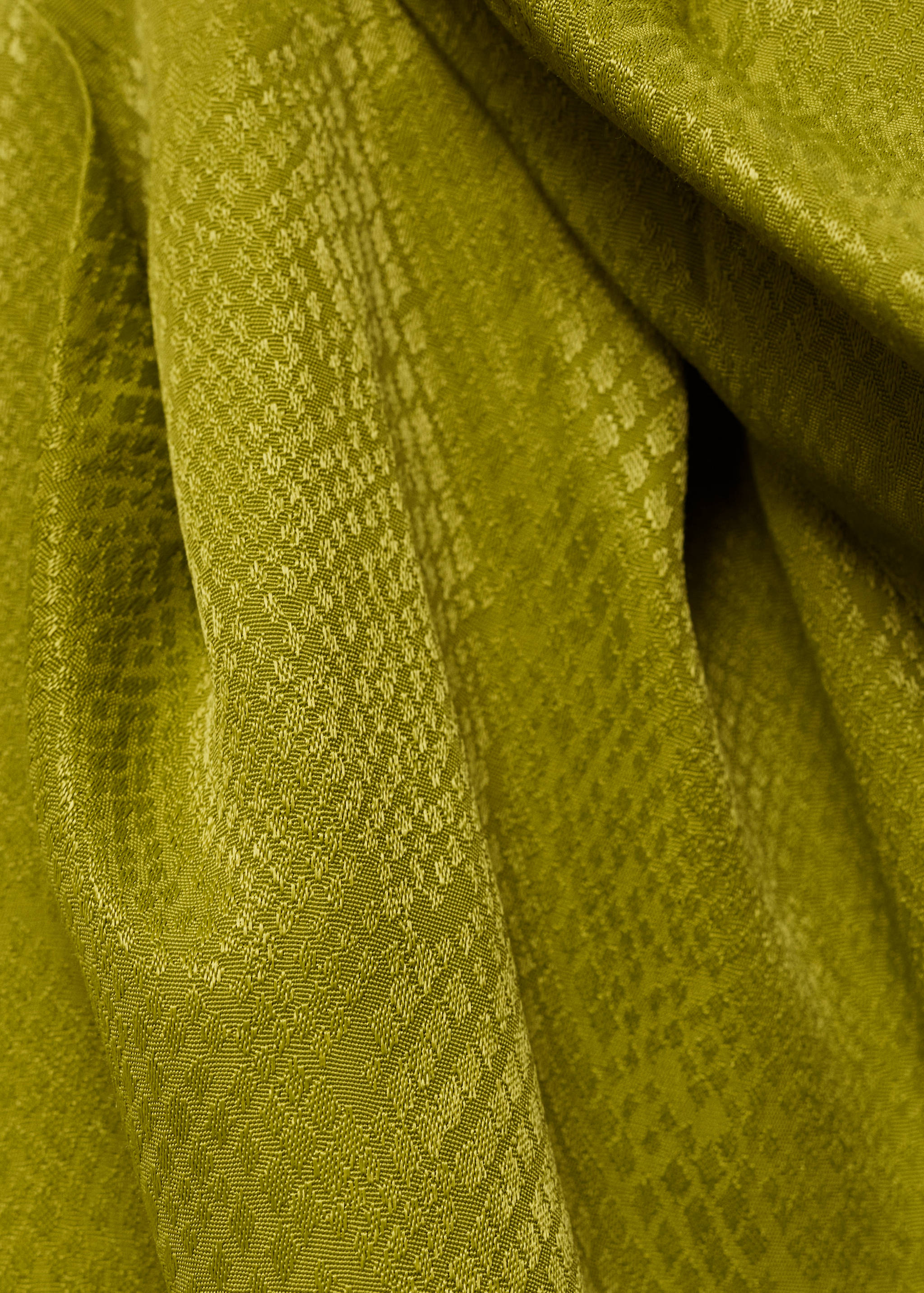 Blusa acetinada com gola assimétrica - Pormenor do artigo 8