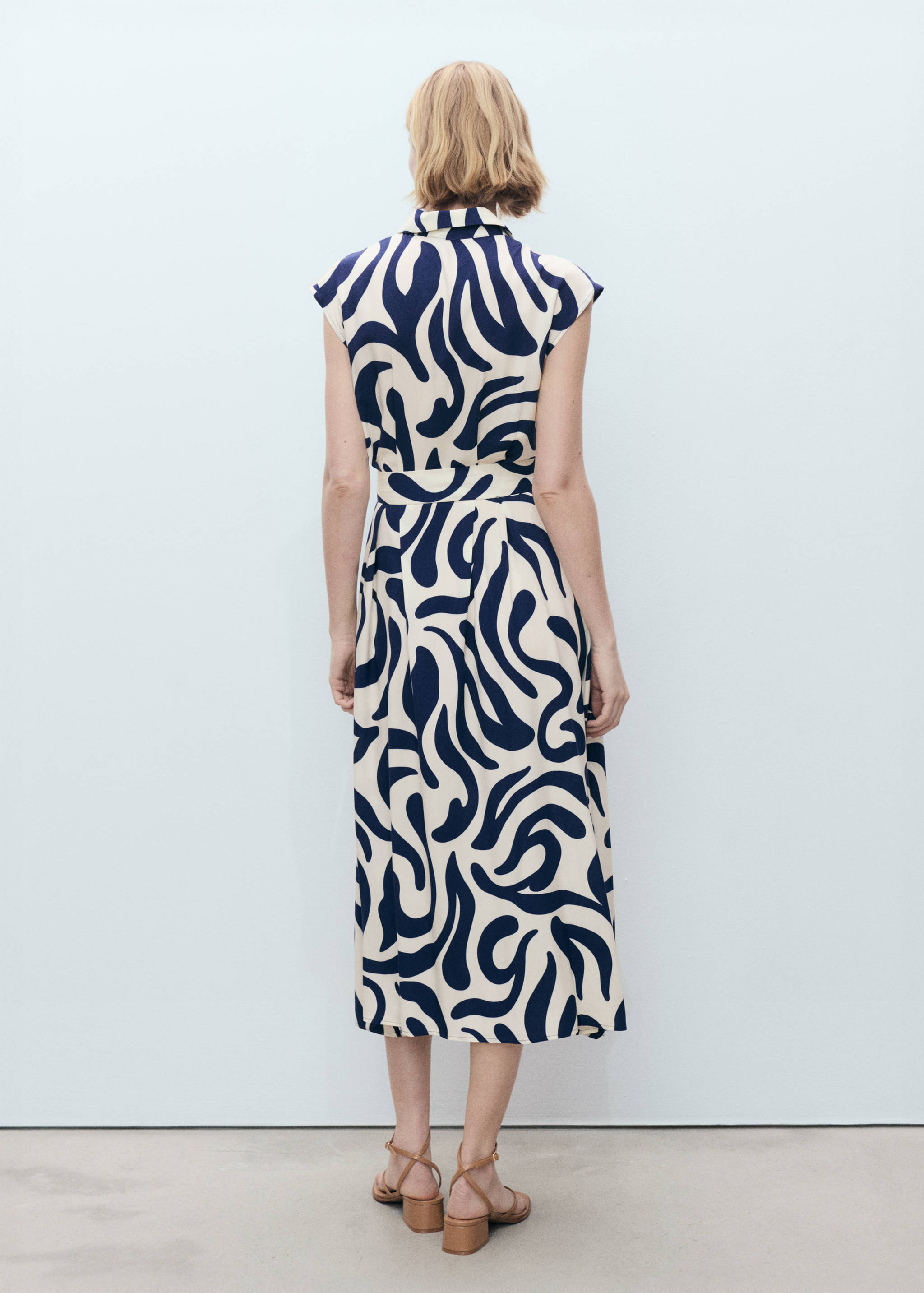 Robe chemisier imprimée avec ceinture - Verso de l’article