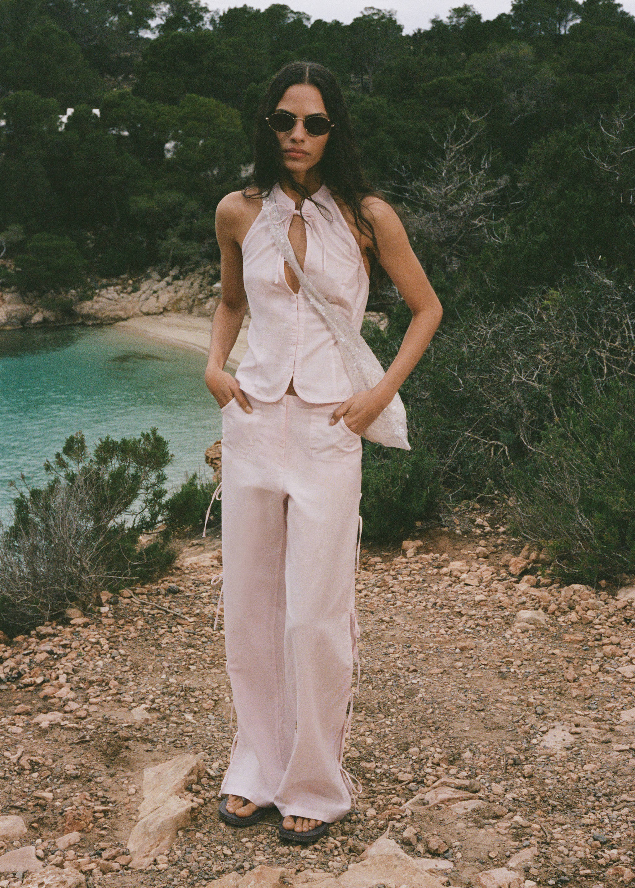 Παντελόνι σε ίσια γραμμή με ανοίγματα και δεσίματα - Γενικό πλάνο