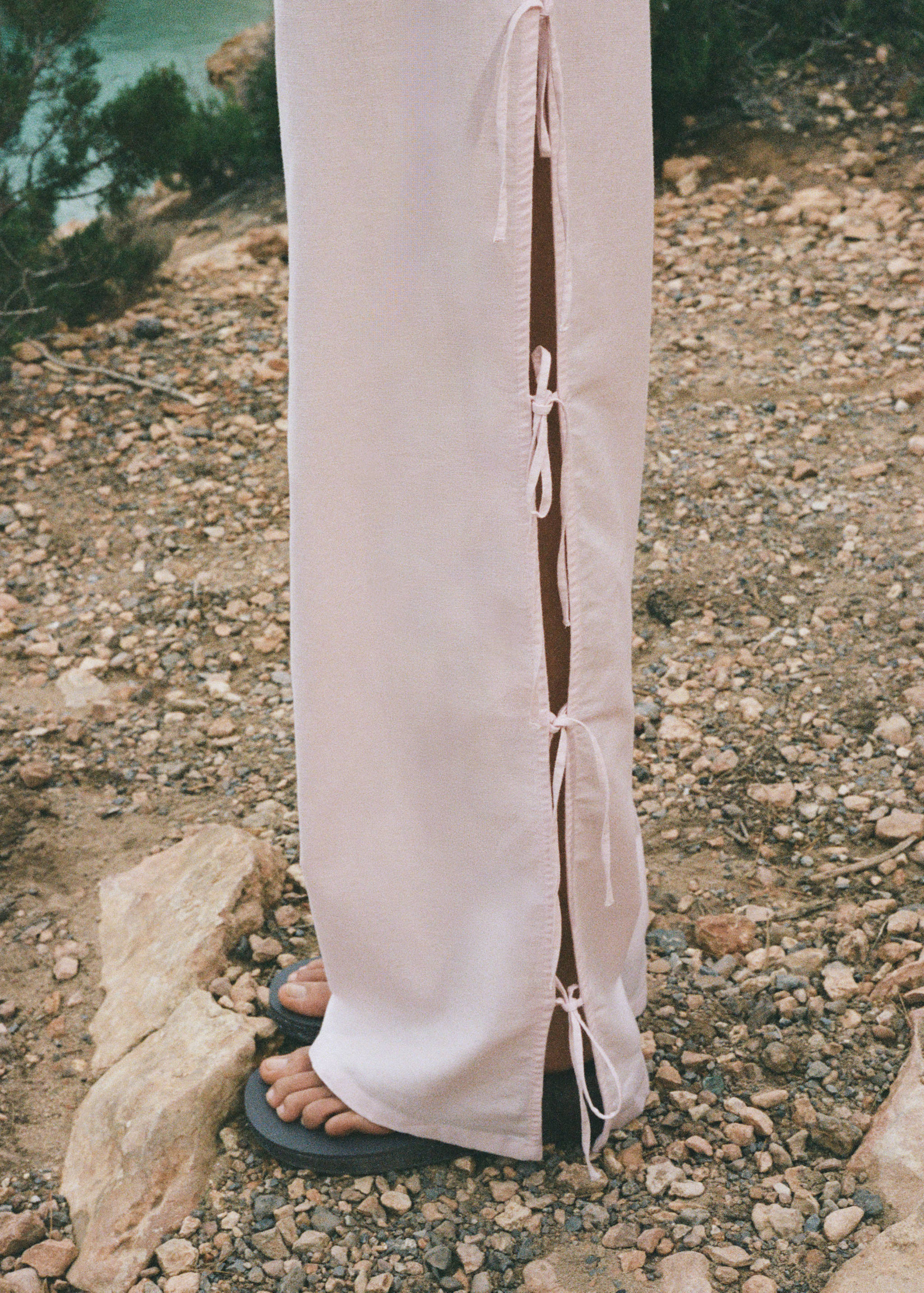 Παντελόνι σε ίσια γραμμή με ανοίγματα και δεσίματα - Μεσαίο πλάνο