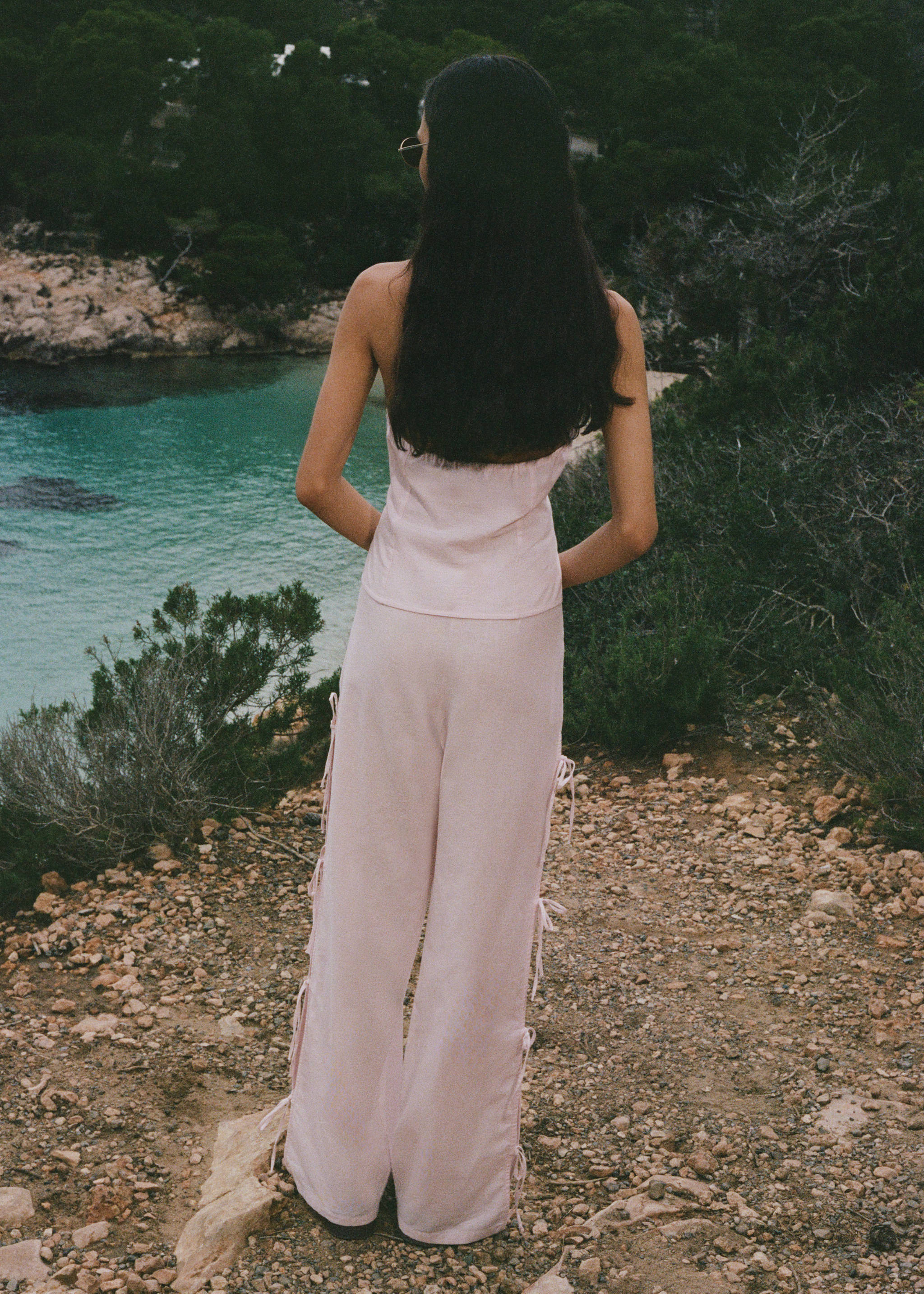 Παντελόνι σε ίσια γραμμή με ανοίγματα και δεσίματα - Πίσω όψη προϊόντος