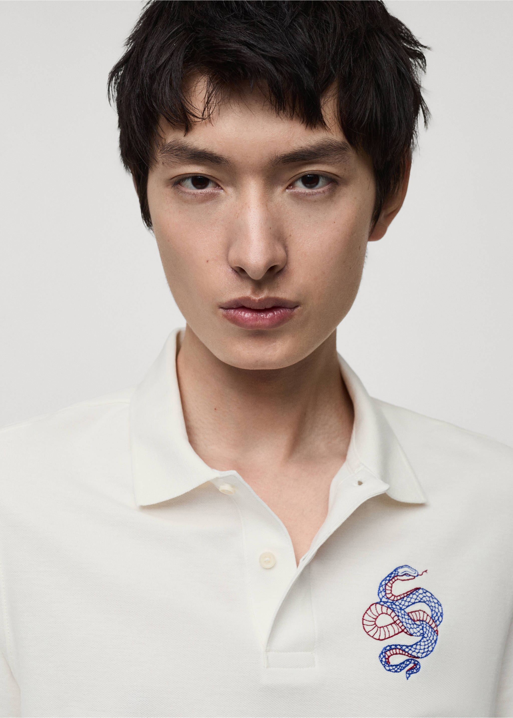 Polo 100% algodón bordado gráfico pecho - Detalle del artículo 1, Blanco. Ref: 87030251-00.