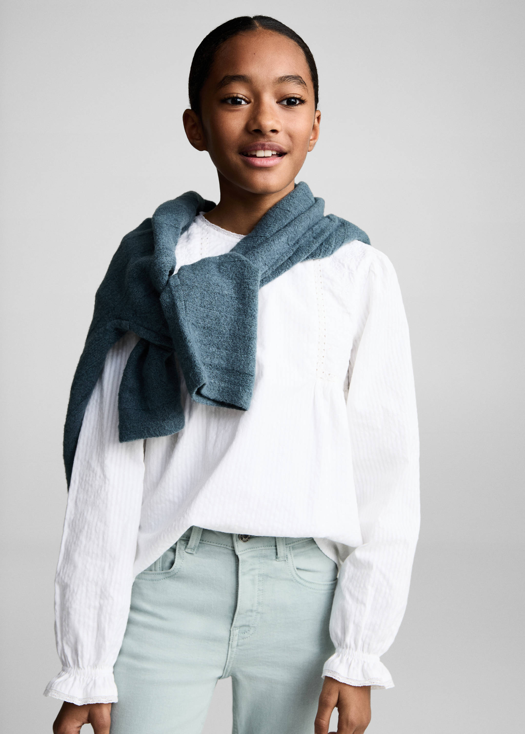 Jean flare ourlet effiloché - Plan moyen