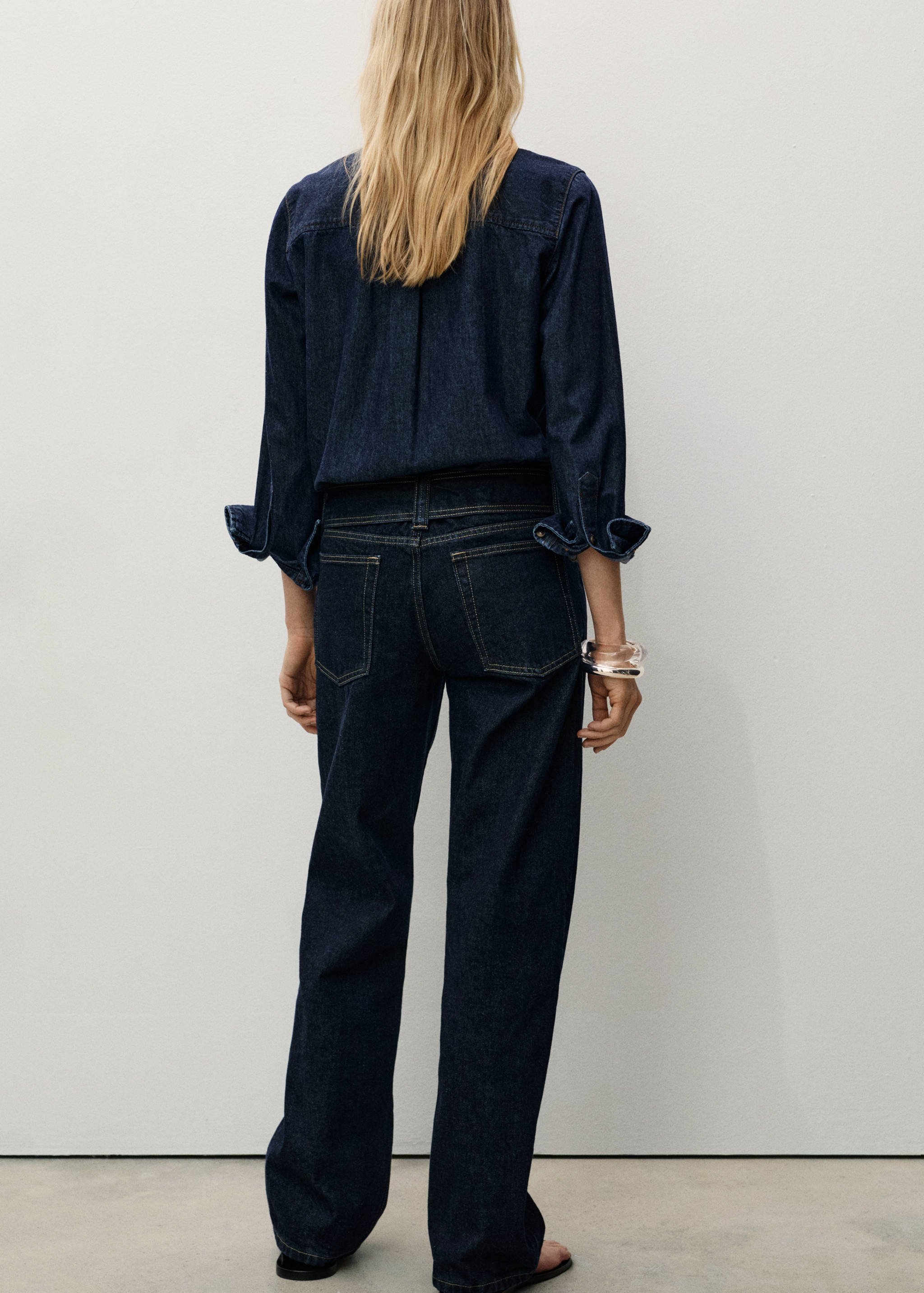 Low-rise straight jeans with belt - Reverse of the article