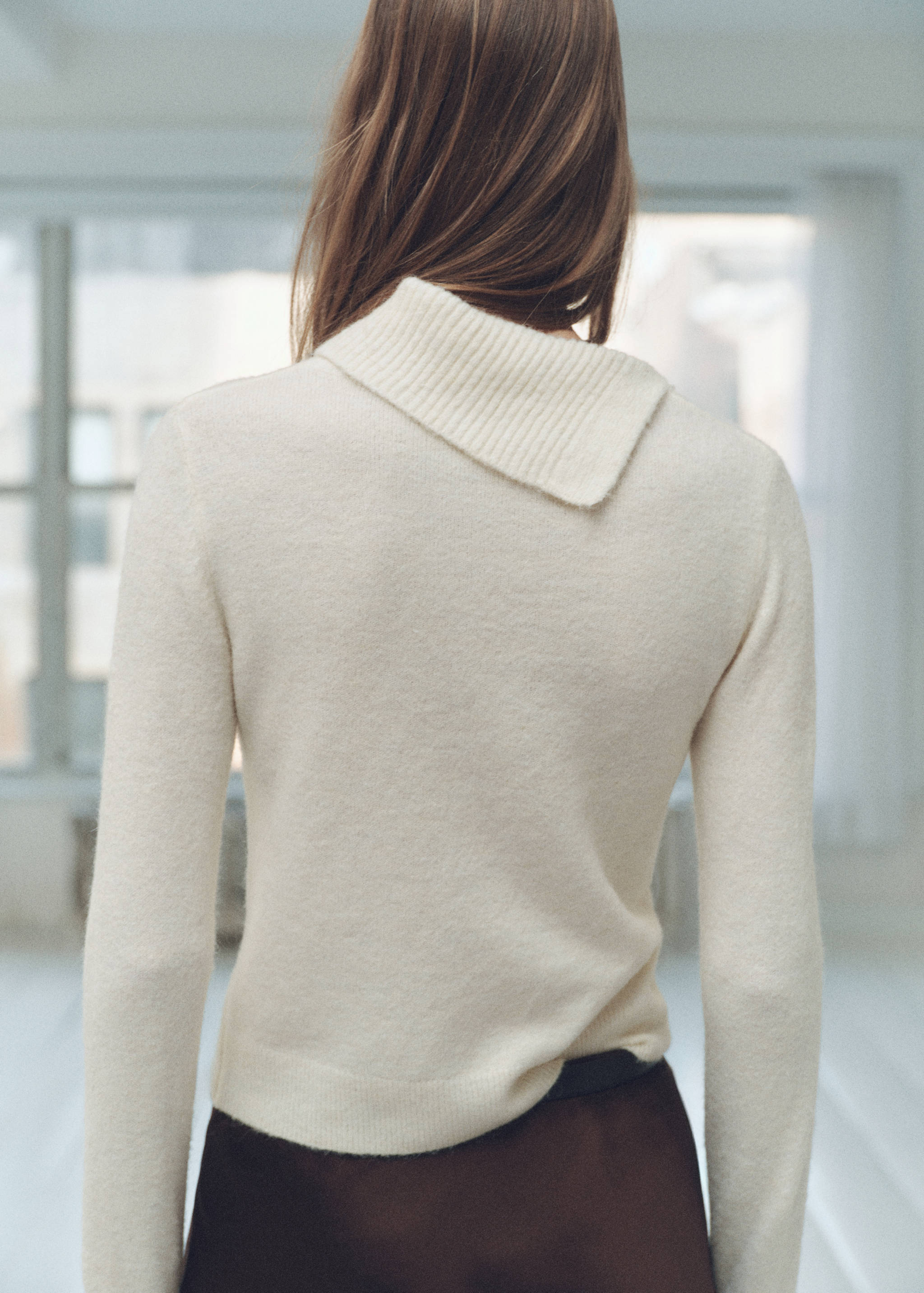 Sweater with wraparound lapel neck - Reverse of the article