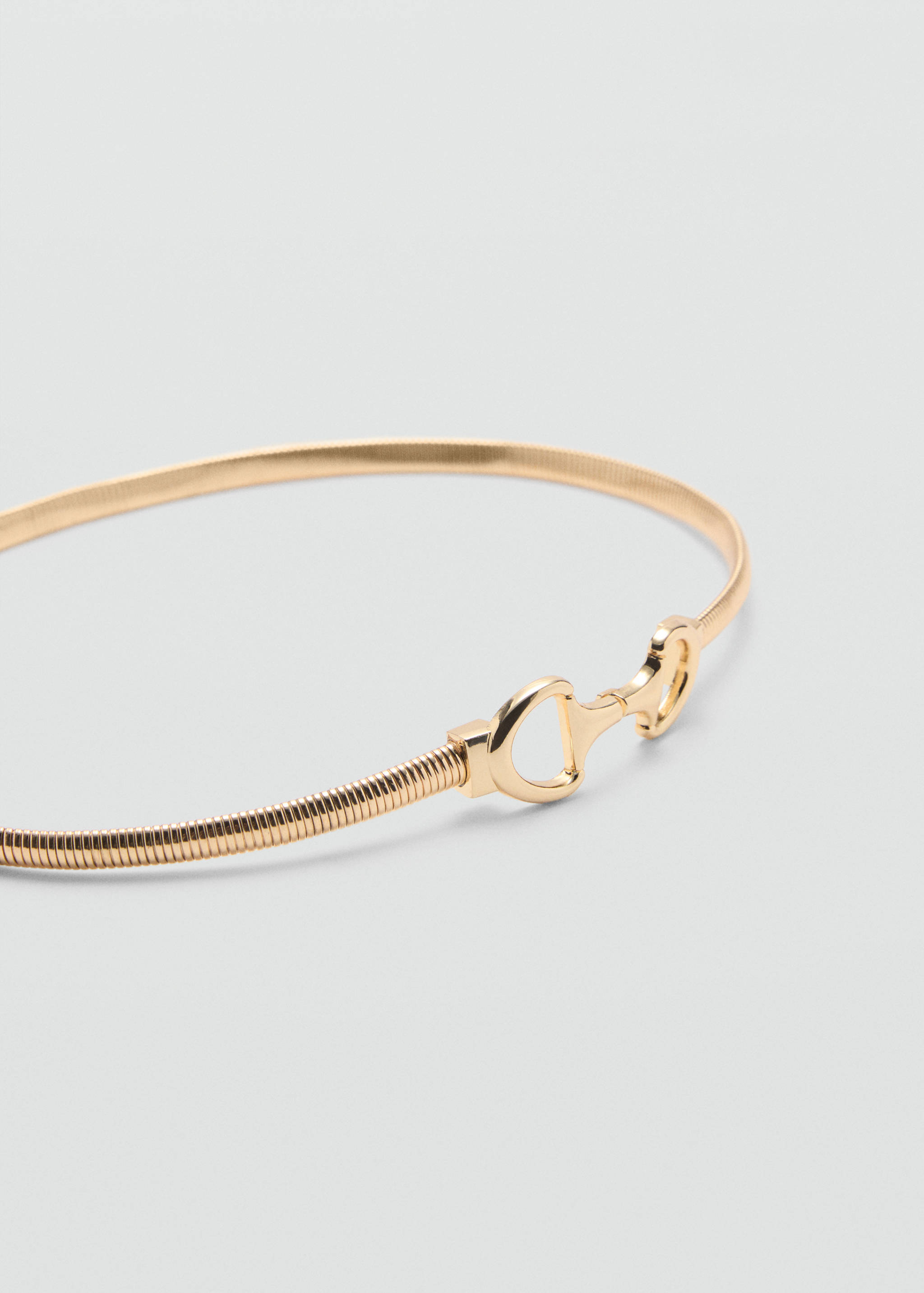 Ремень с цепочкой - Средний план