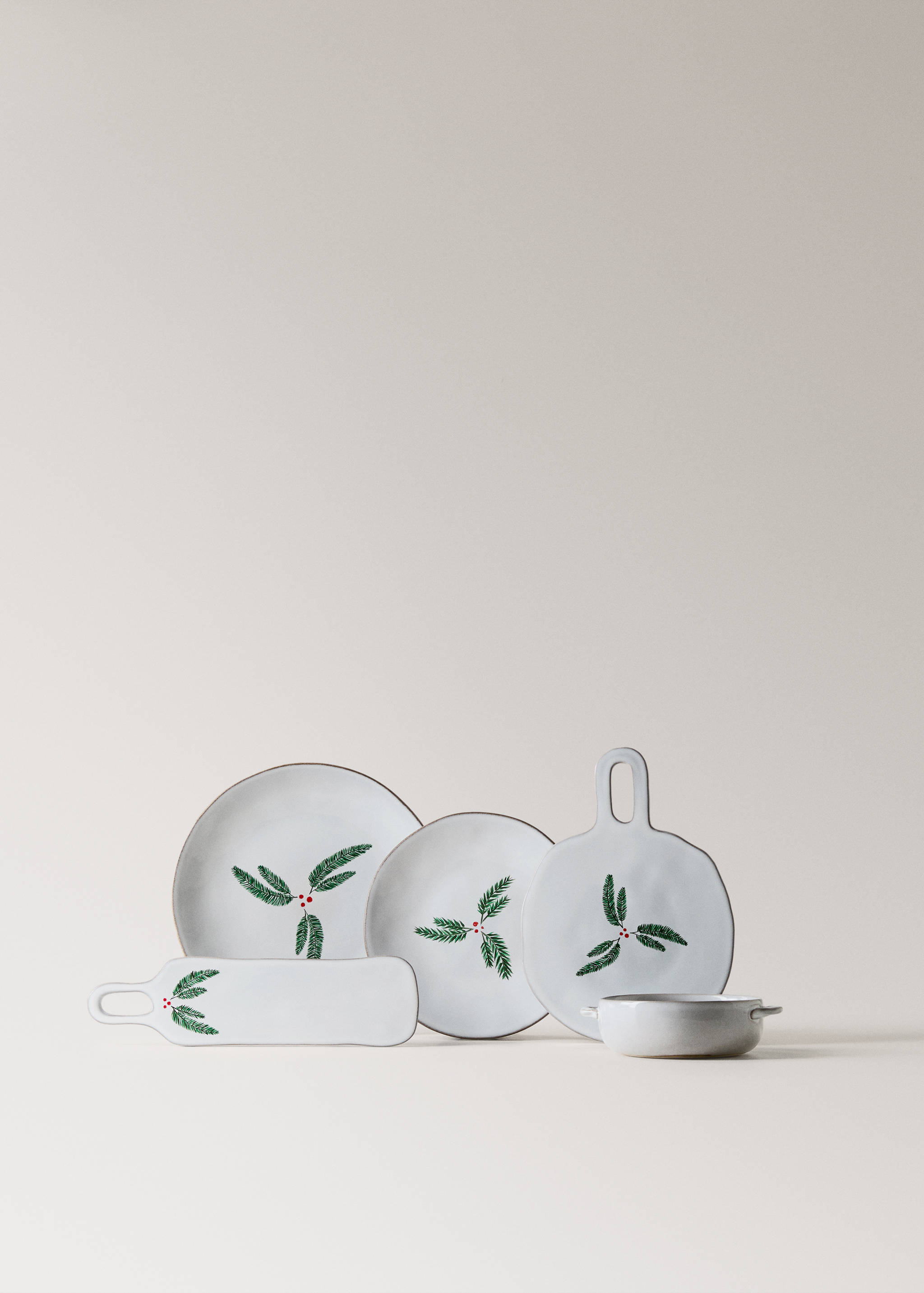 Flat stoneware plate with contrasting rim - Details of the article 3