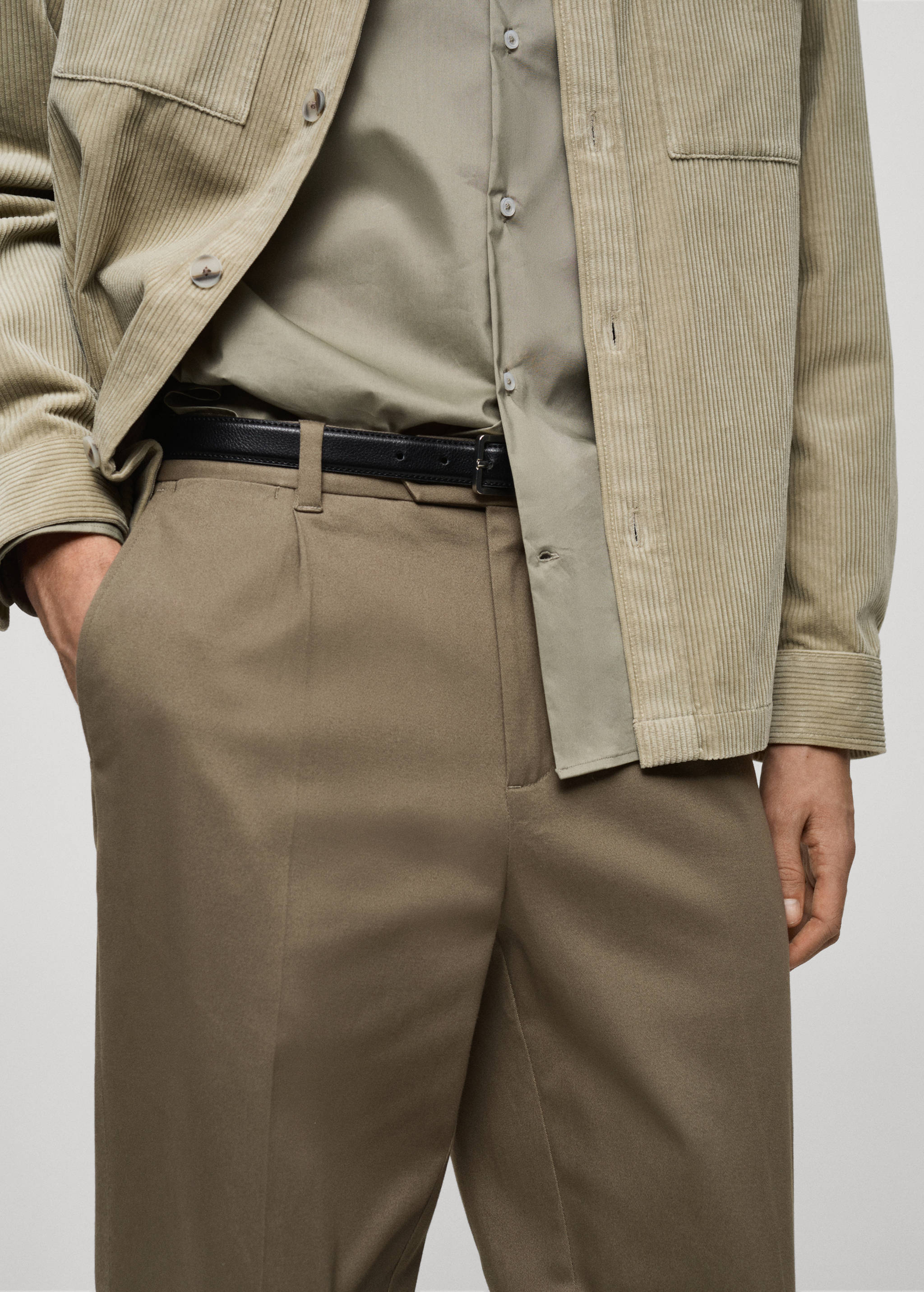 Pleated trousers under cuff - Details of the article 1