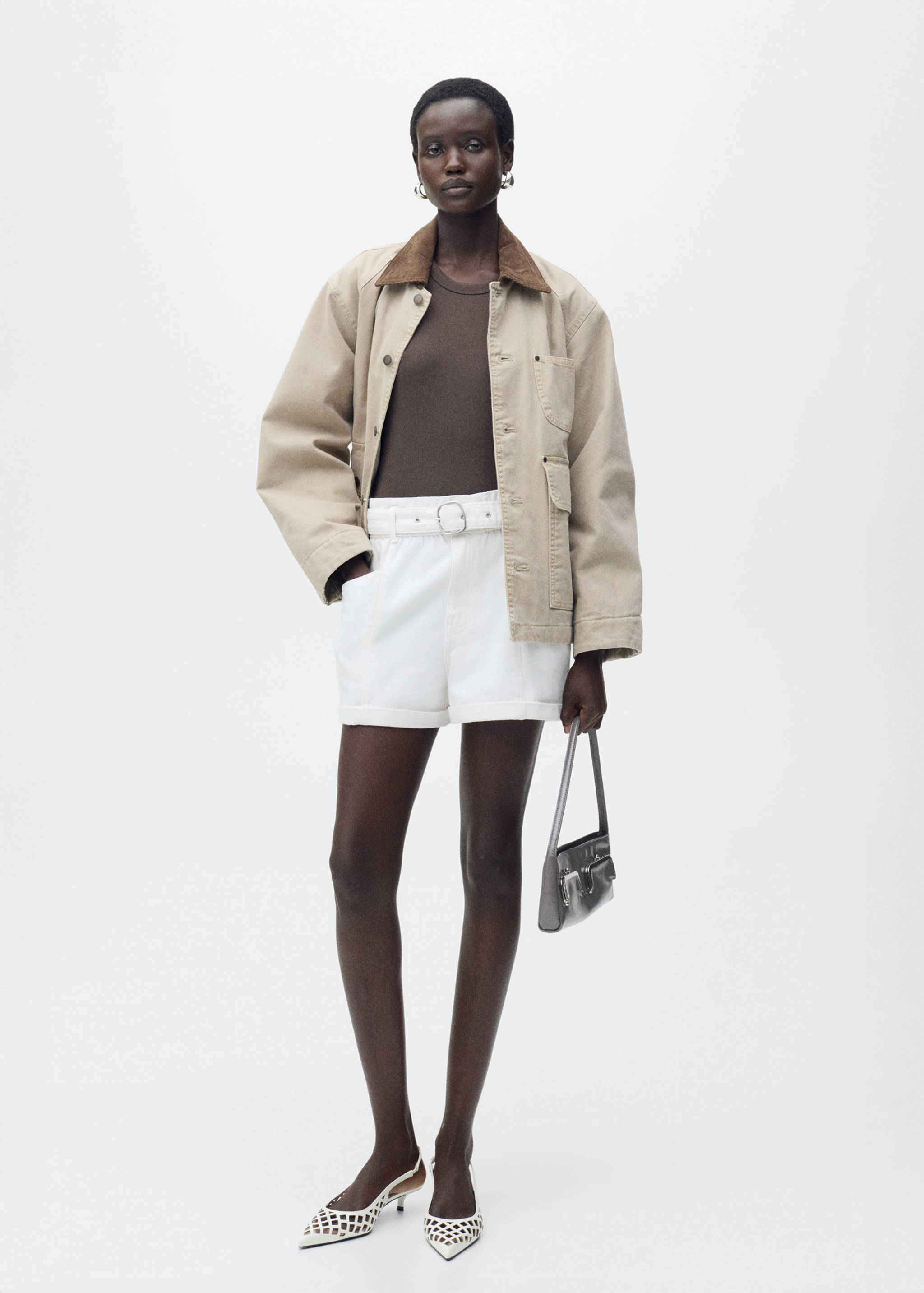 Shorts paperbag amb cinturó i vora girada - Pla general