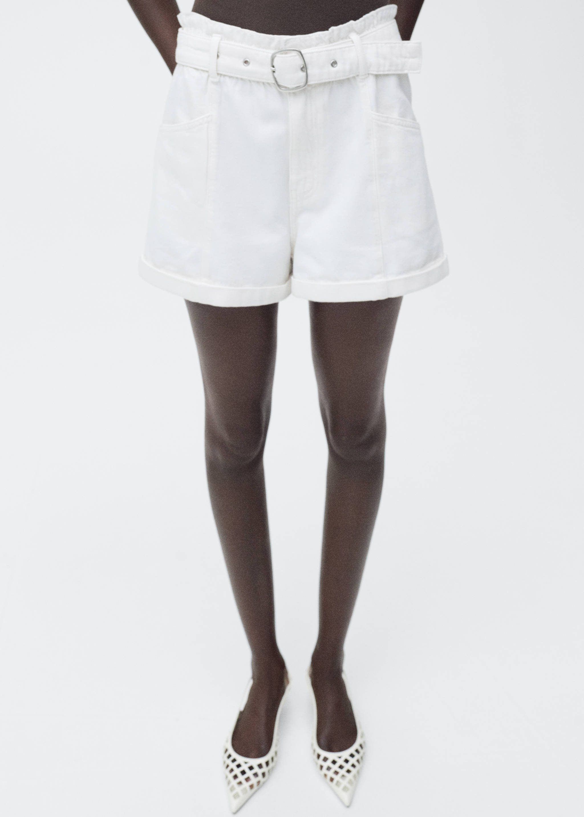 Shorts paperbag amb cinturó i vora girada - Pla mig