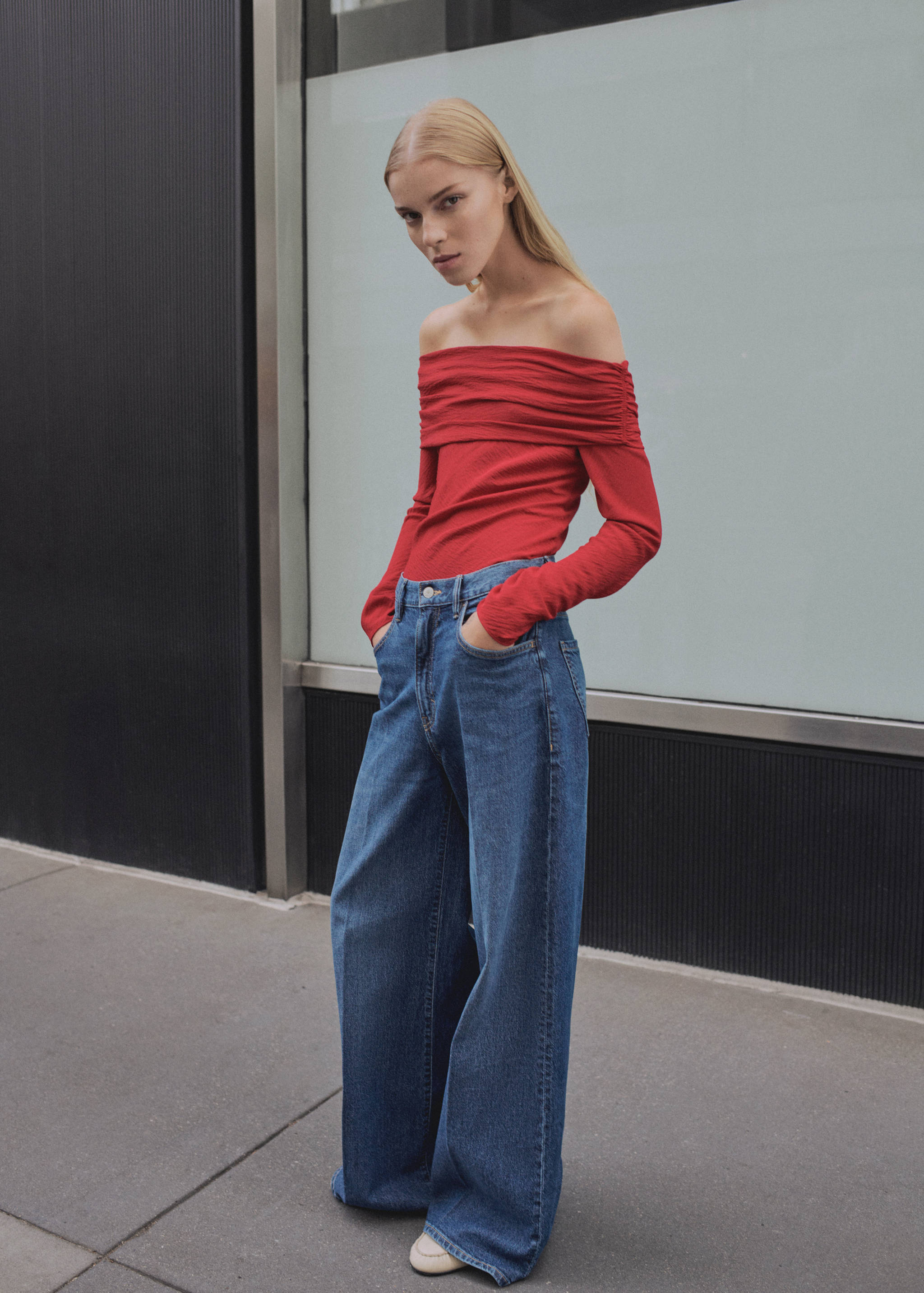 Off shoulders blouse - General plane