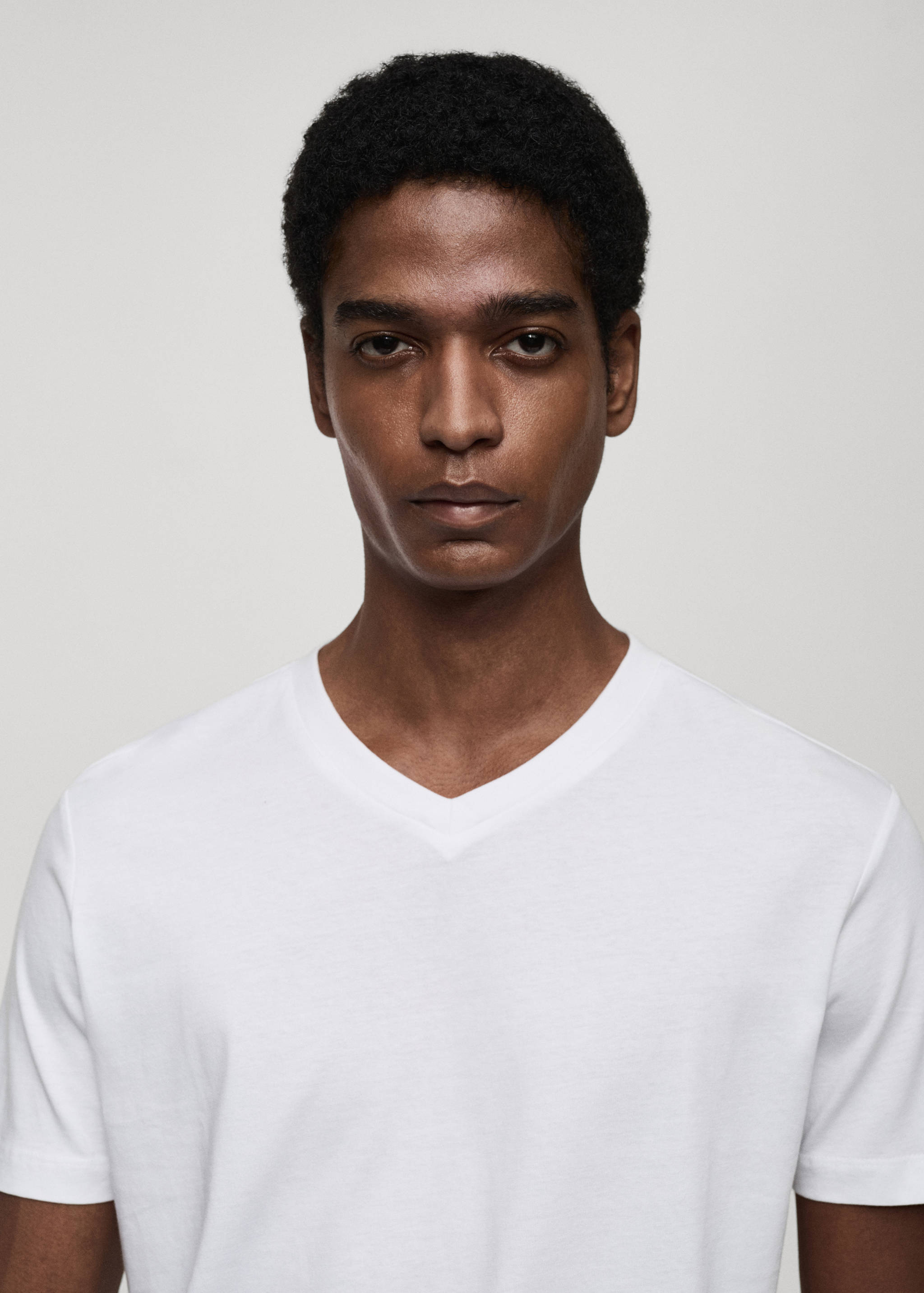 100% cotton slim-fit V-neck t-shirt - Details of the article 1