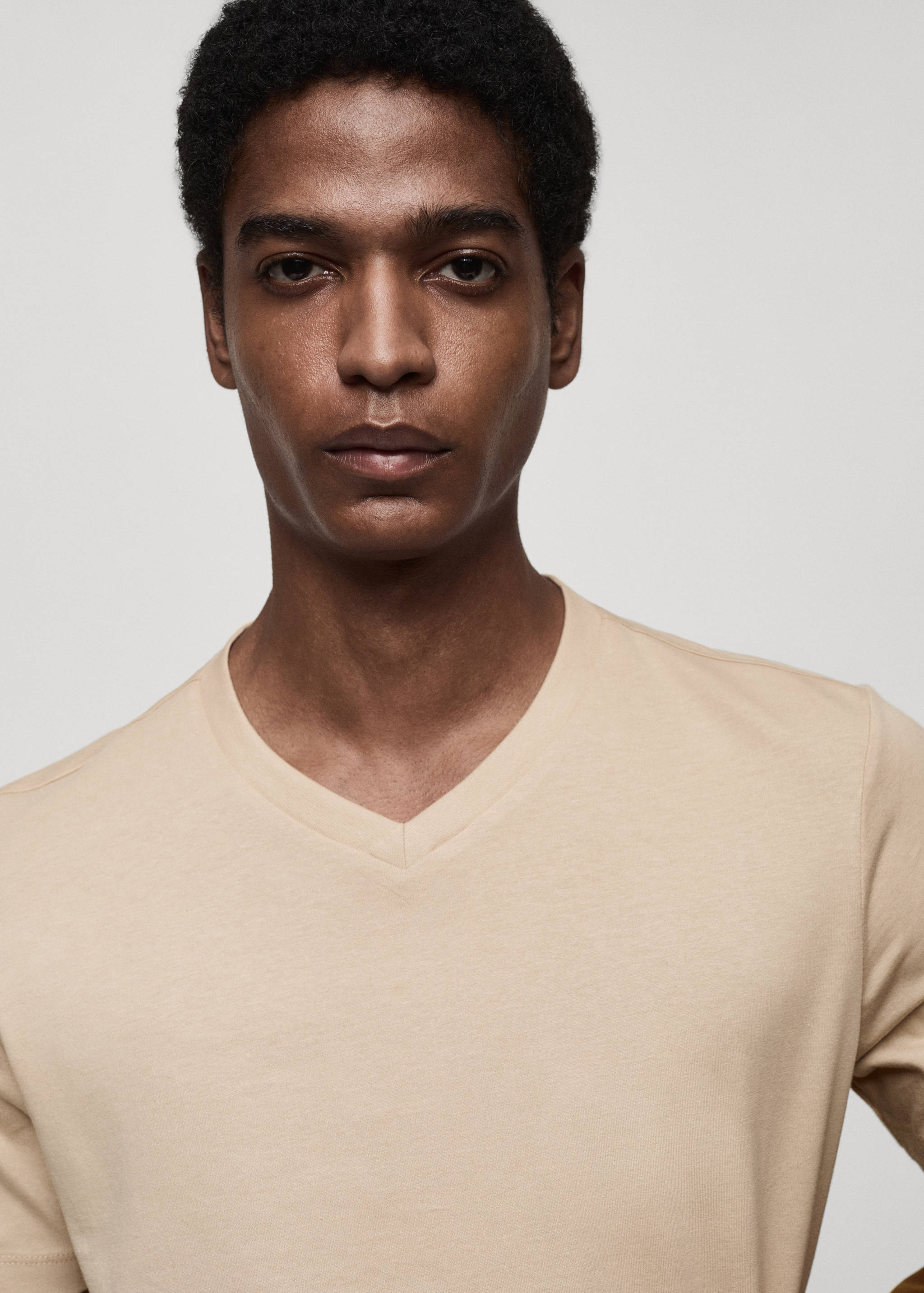 100% cotton slim-fit V-neck t-shirt - Details of the article 1