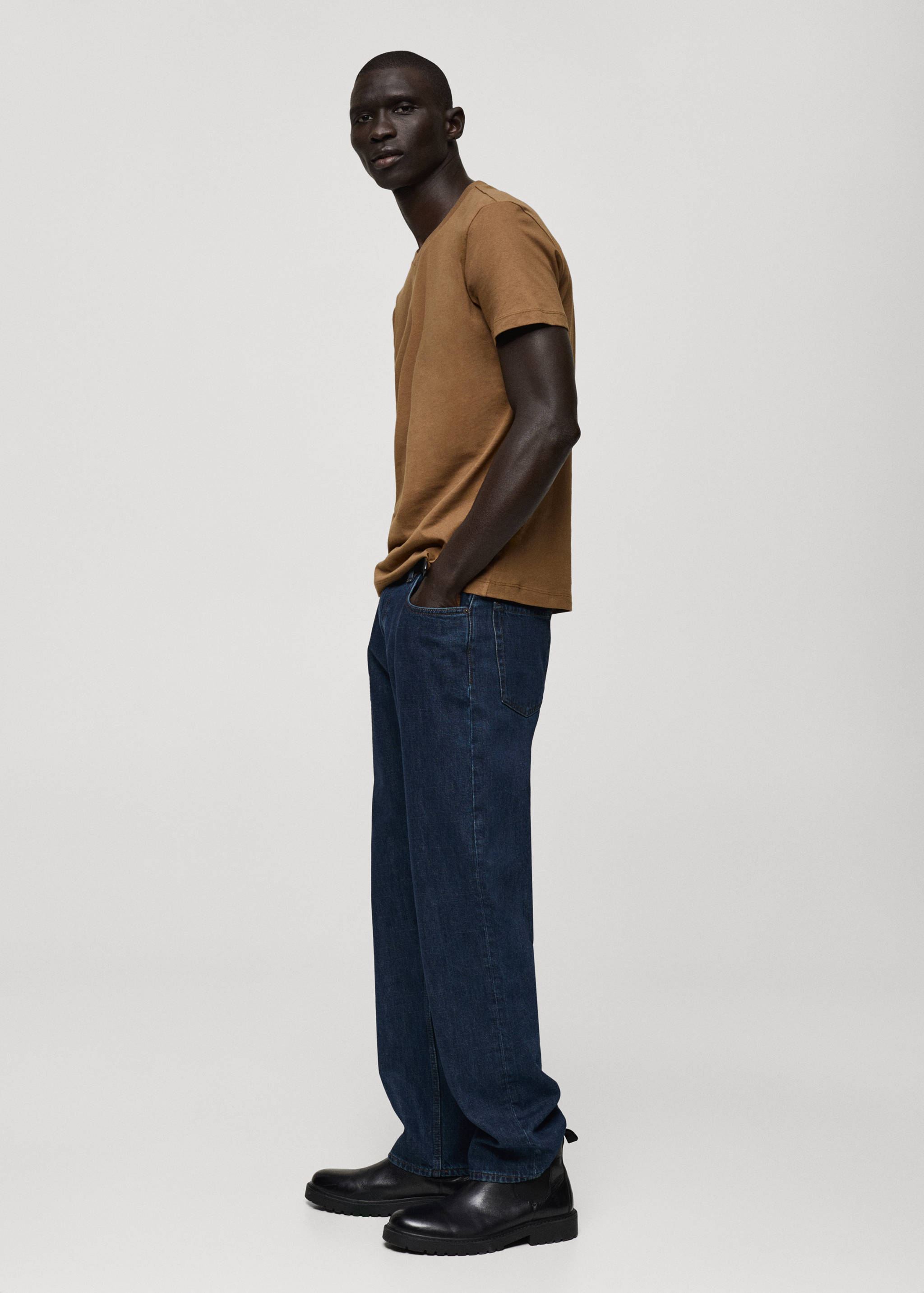 100% cotton slim-fit V-neck t-shirt - Details of the article 2