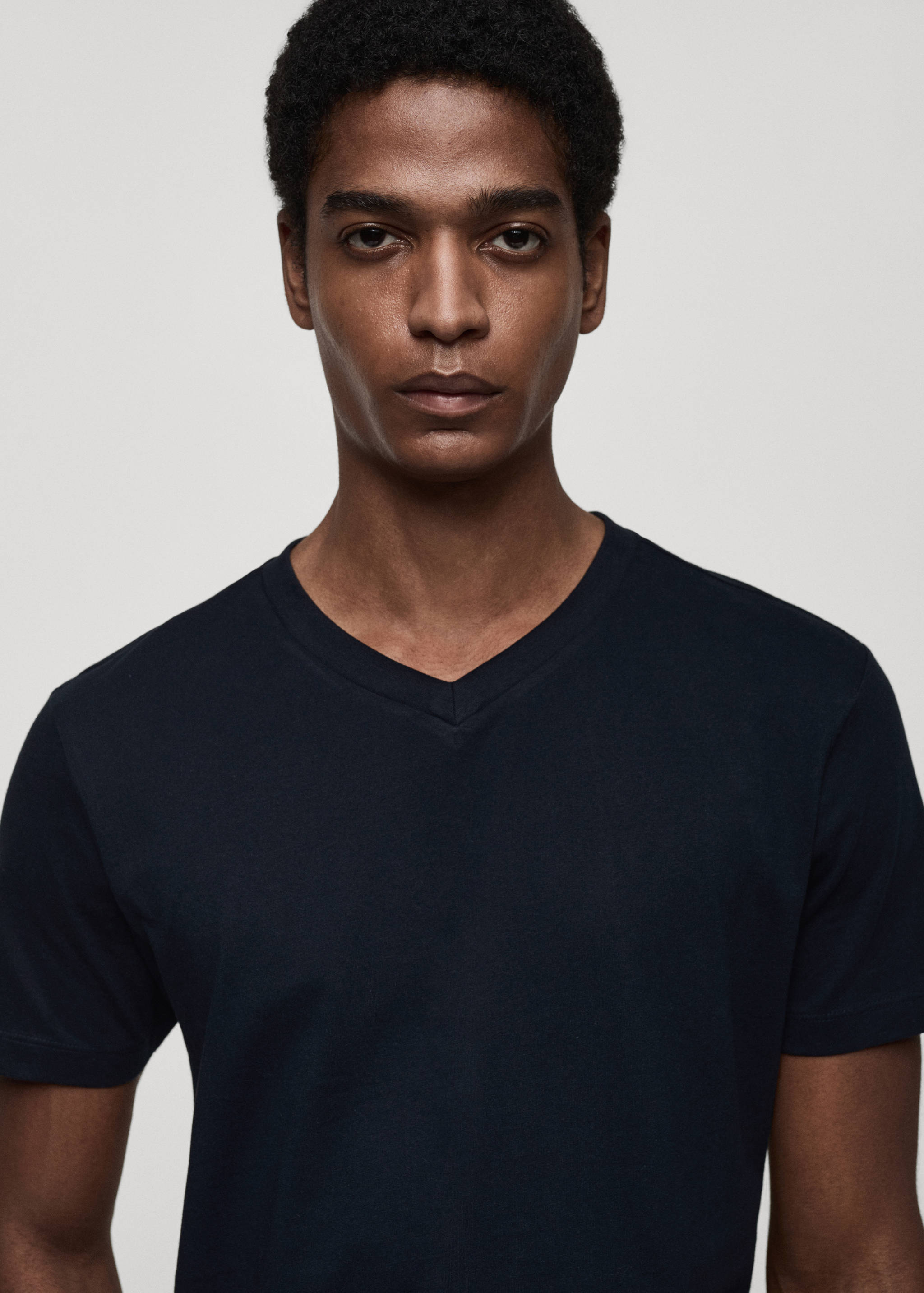 100% cotton slim-fit V-neck t-shirt - Details of the article 1