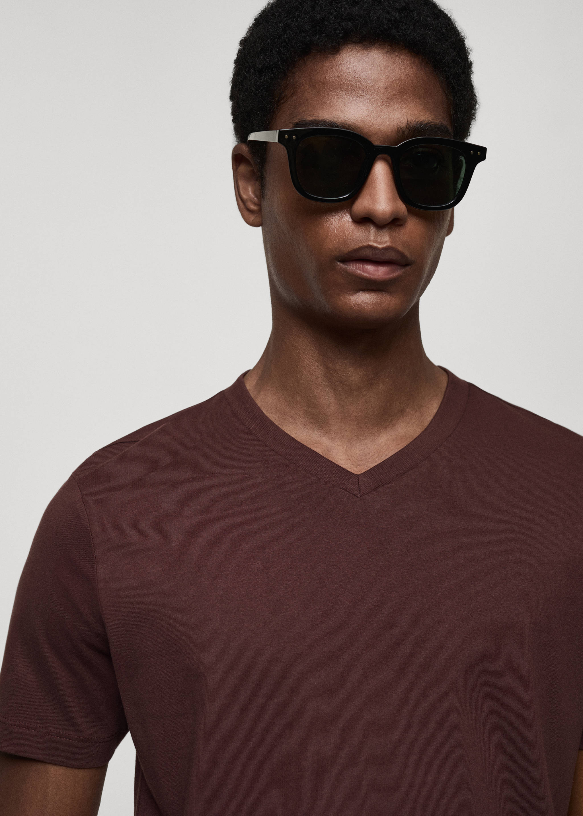 100% cotton slim-fit V-neck t-shirt - Details of the article 1