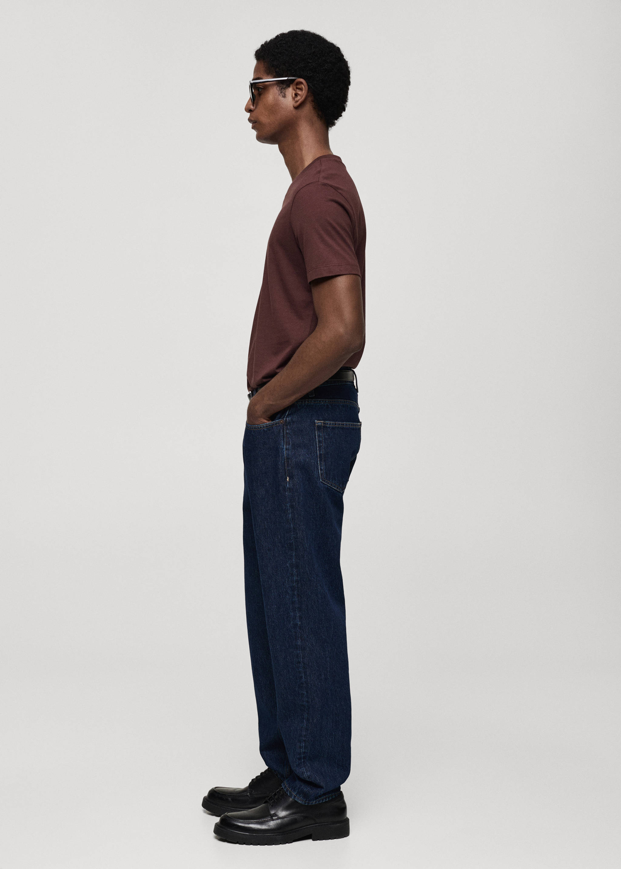 100% cotton slim-fit V-neck t-shirt - Details of the article 2