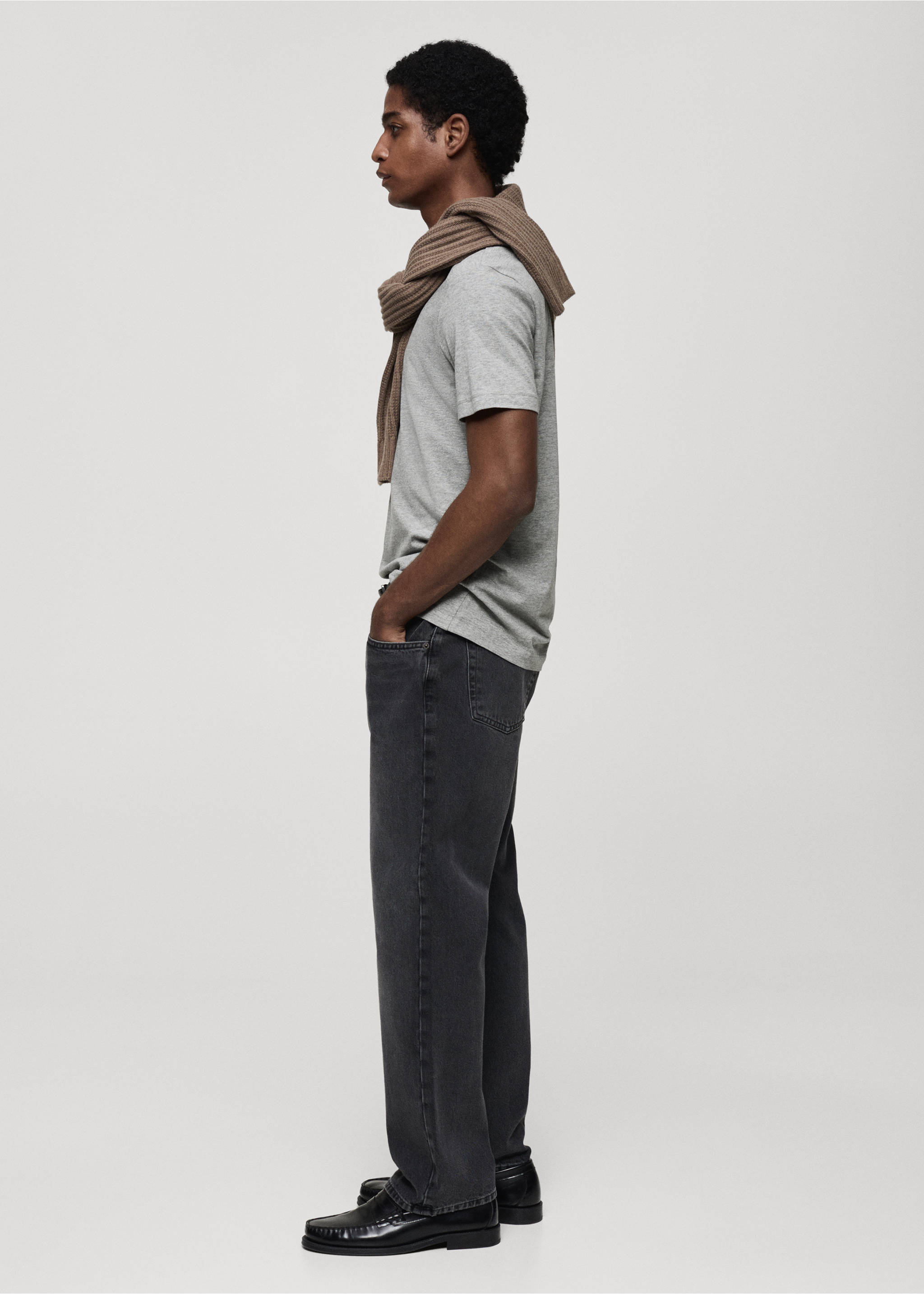 Camiseta gris de manga corta combinada con pantalones gris oscuro y jersey marrón., Gris medio vigoré. Ref: 87030599-00.