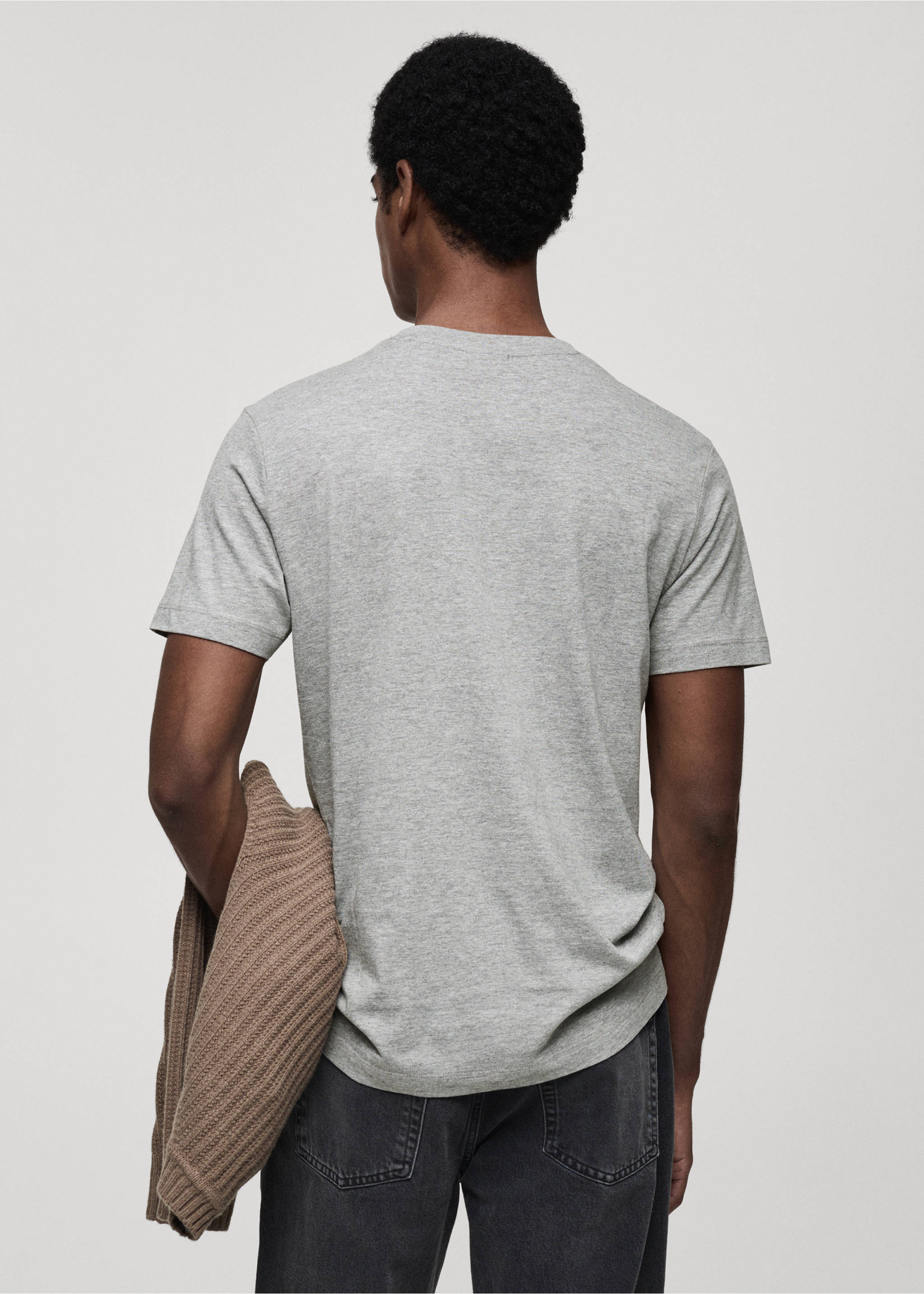 Vista trasera de una camiseta gris vigoré de manga corta con cuello redondo., Gris medio vigoré. Ref: 87030599-00.