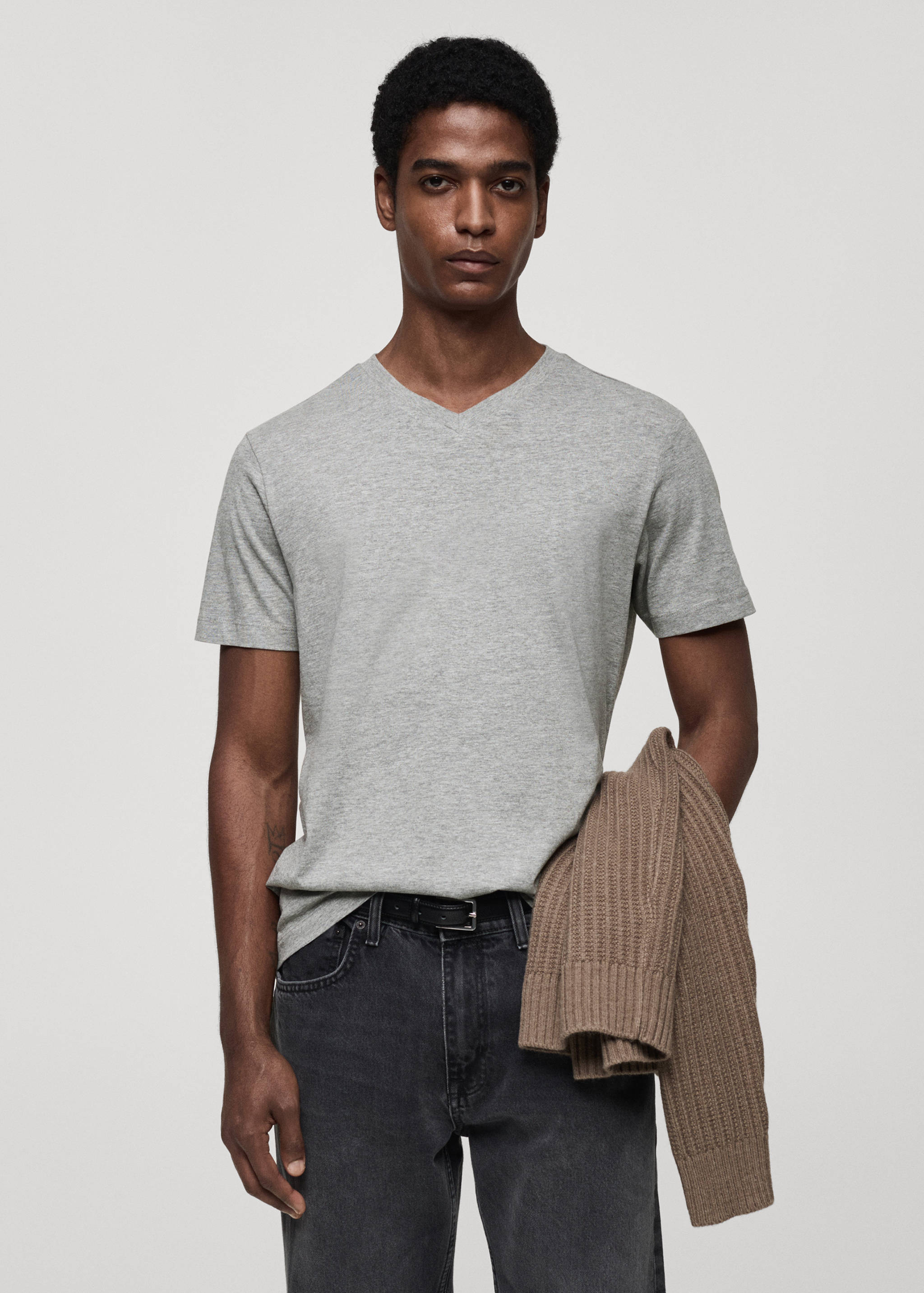 100% cotton slim-fit V-neck t-shirt - Details of the article 1
