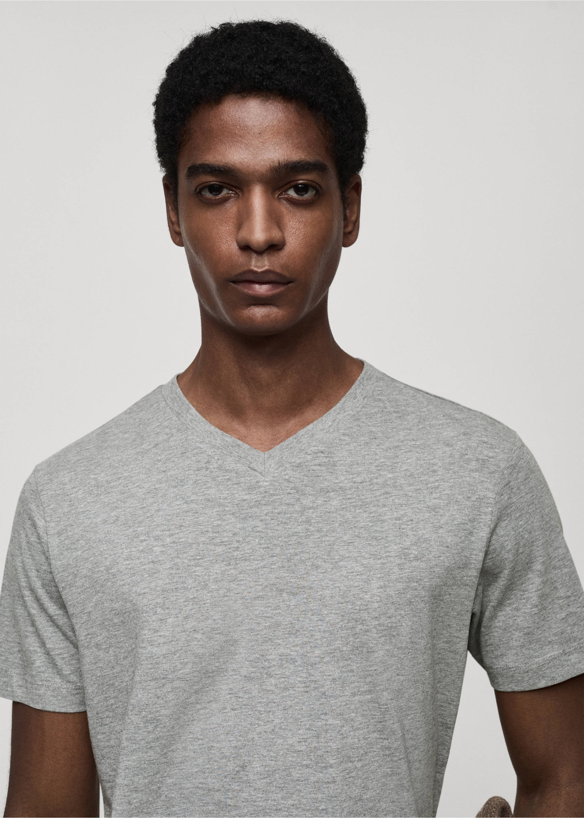 Camiseta de manga corta gris vigoré con cuello de pico, Gris medio vigoré. Ref: 87030599-00.
