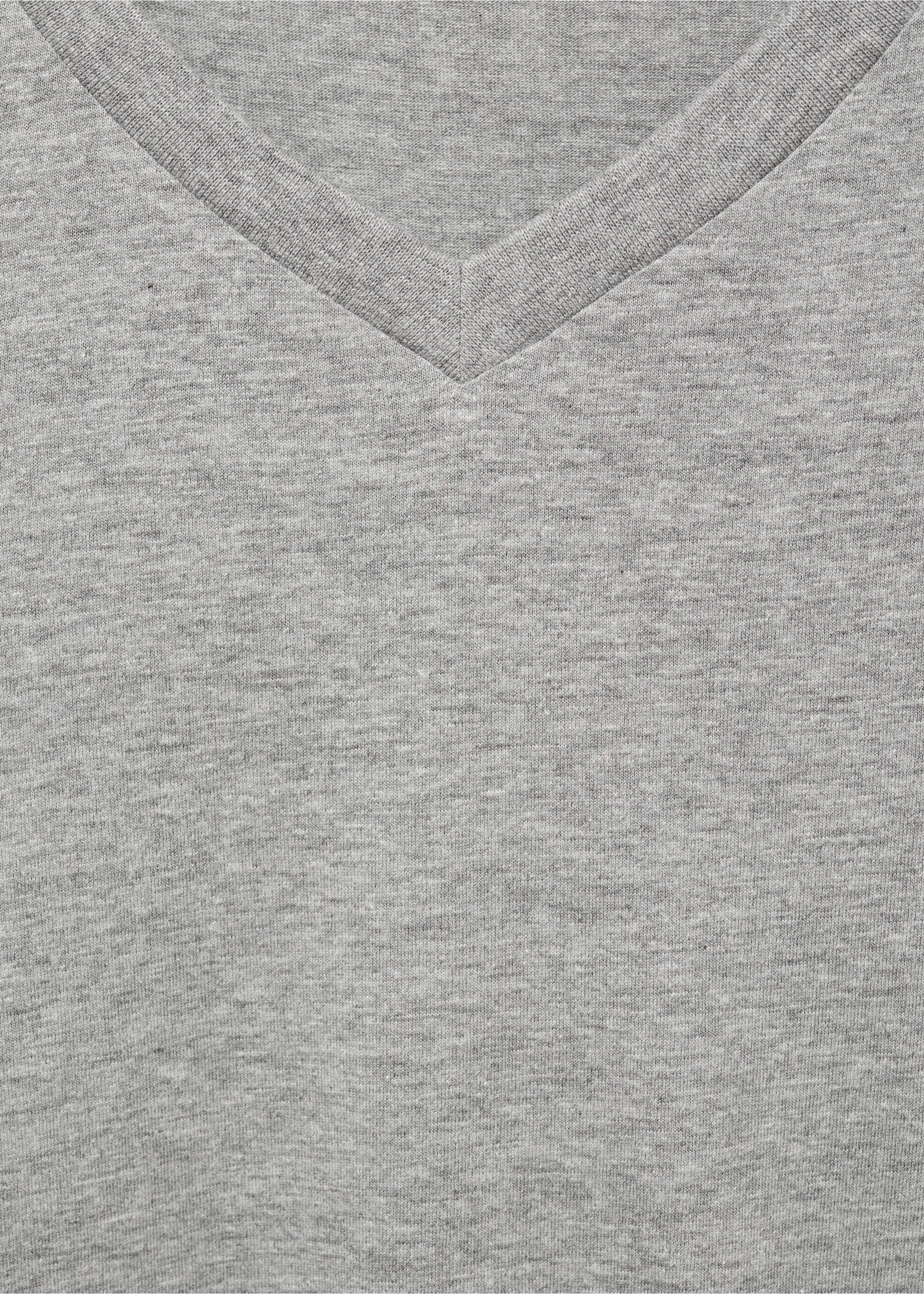 Detalle de camiseta gris con cuello de pico que muestra el cuello canalé y la textura de punto., Gris medio vigoré. Ref: 87030599-00.