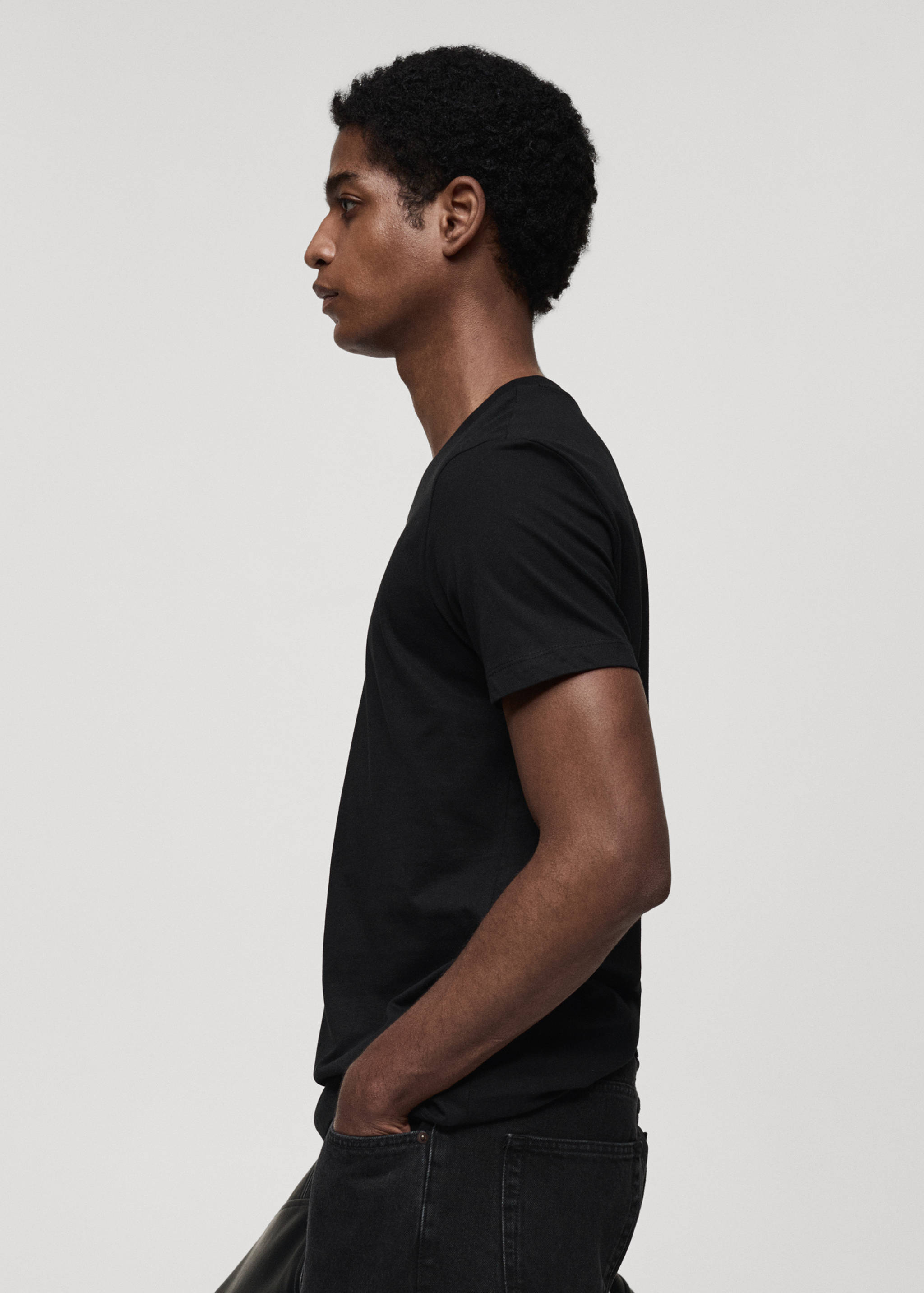 100% cotton slim-fit V-neck t-shirt - Details of the article 2