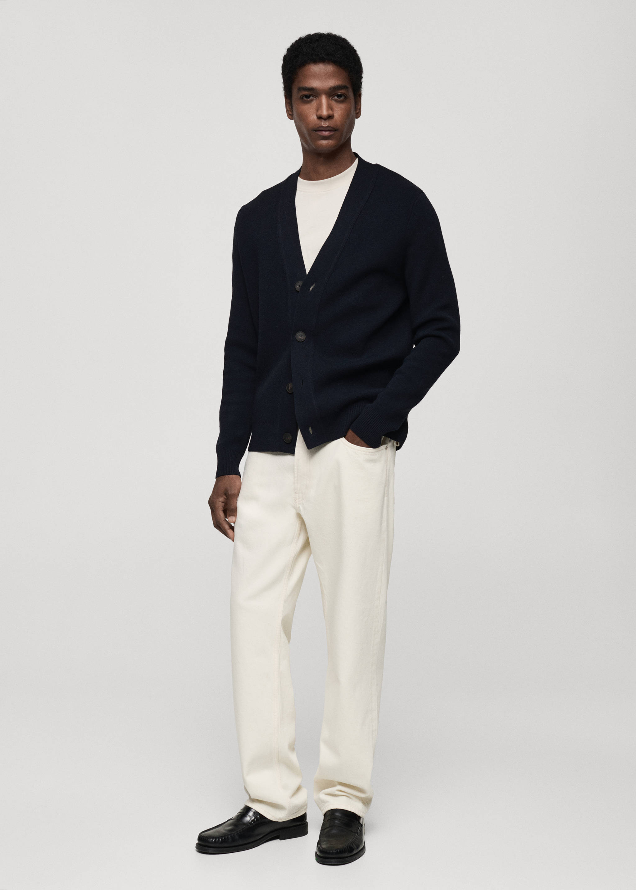 Вязаный кардиган с пуговицами - Общий план