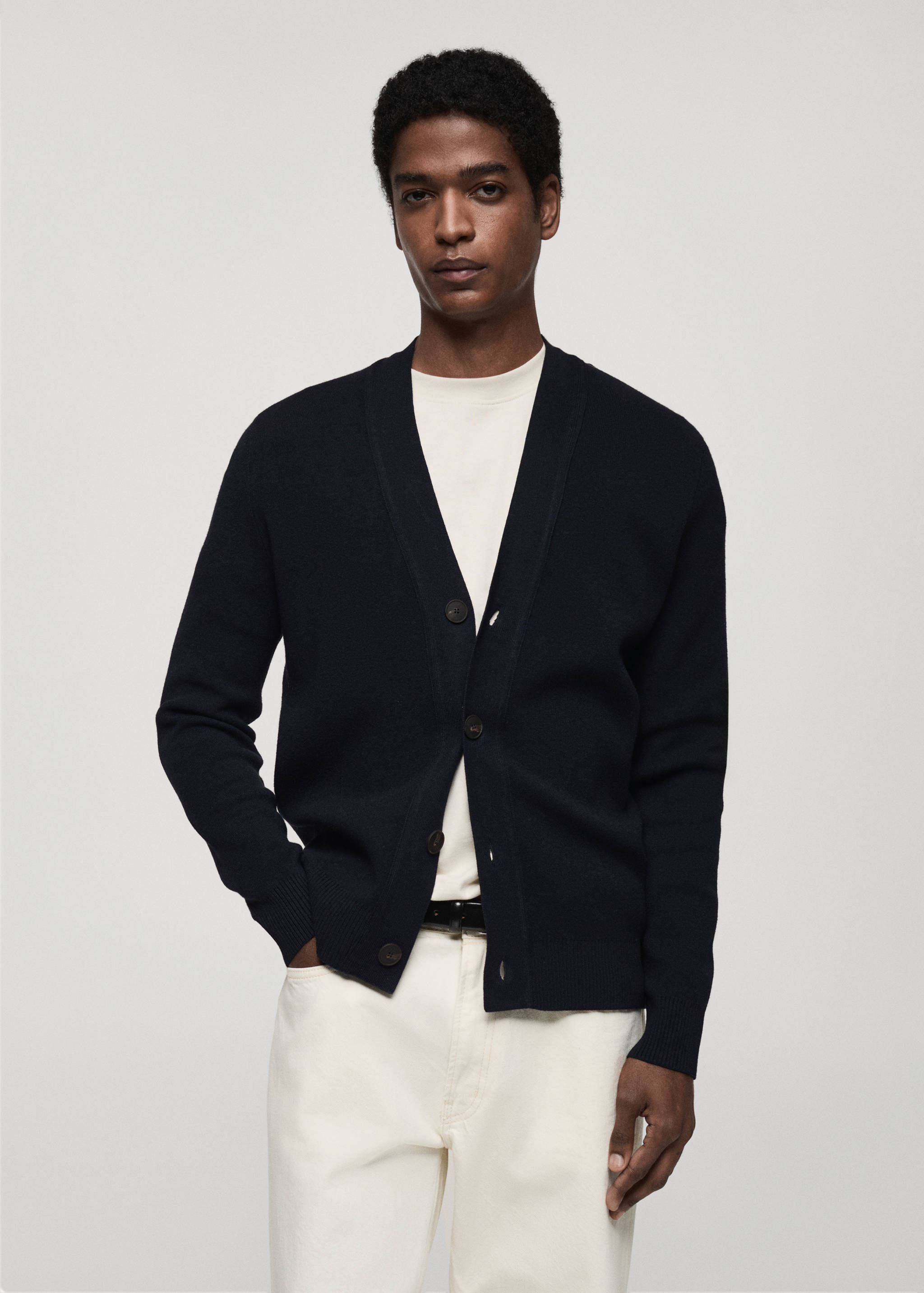 Вязаный кардиган с пуговицами - Средний план