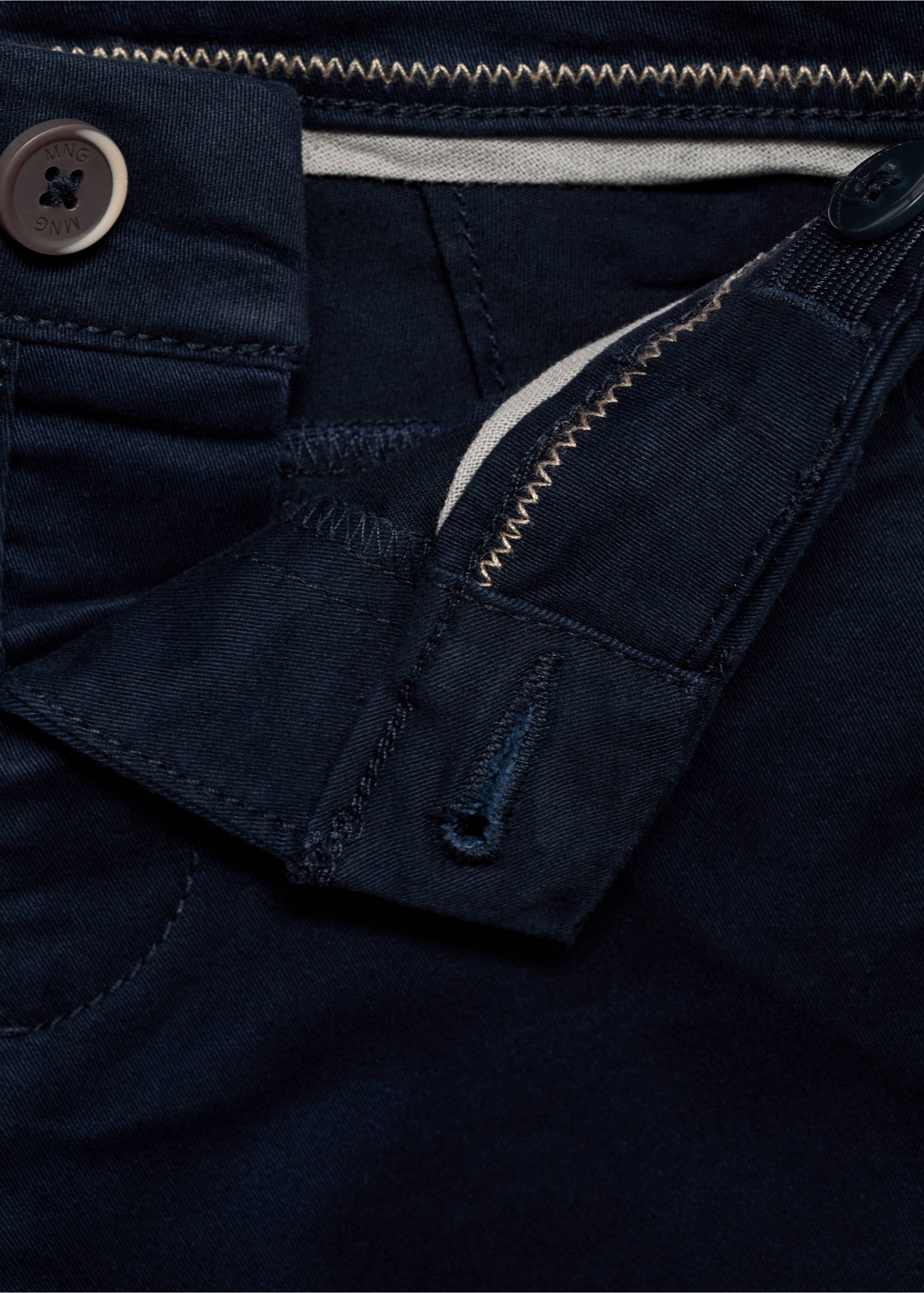 Cotton chinos - Details of the article 8, Dark Navy. Ref: 87030627-00.