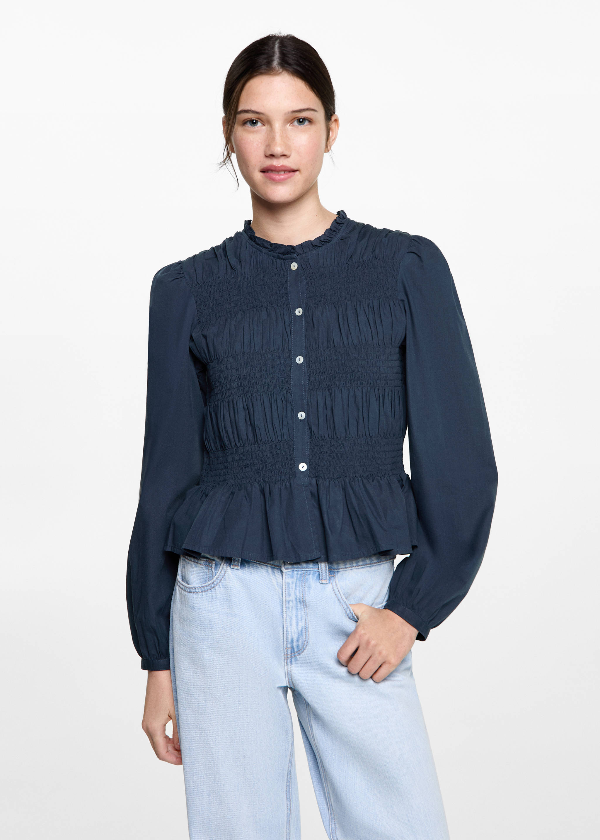 Blusa rufada com folho - Plano médio