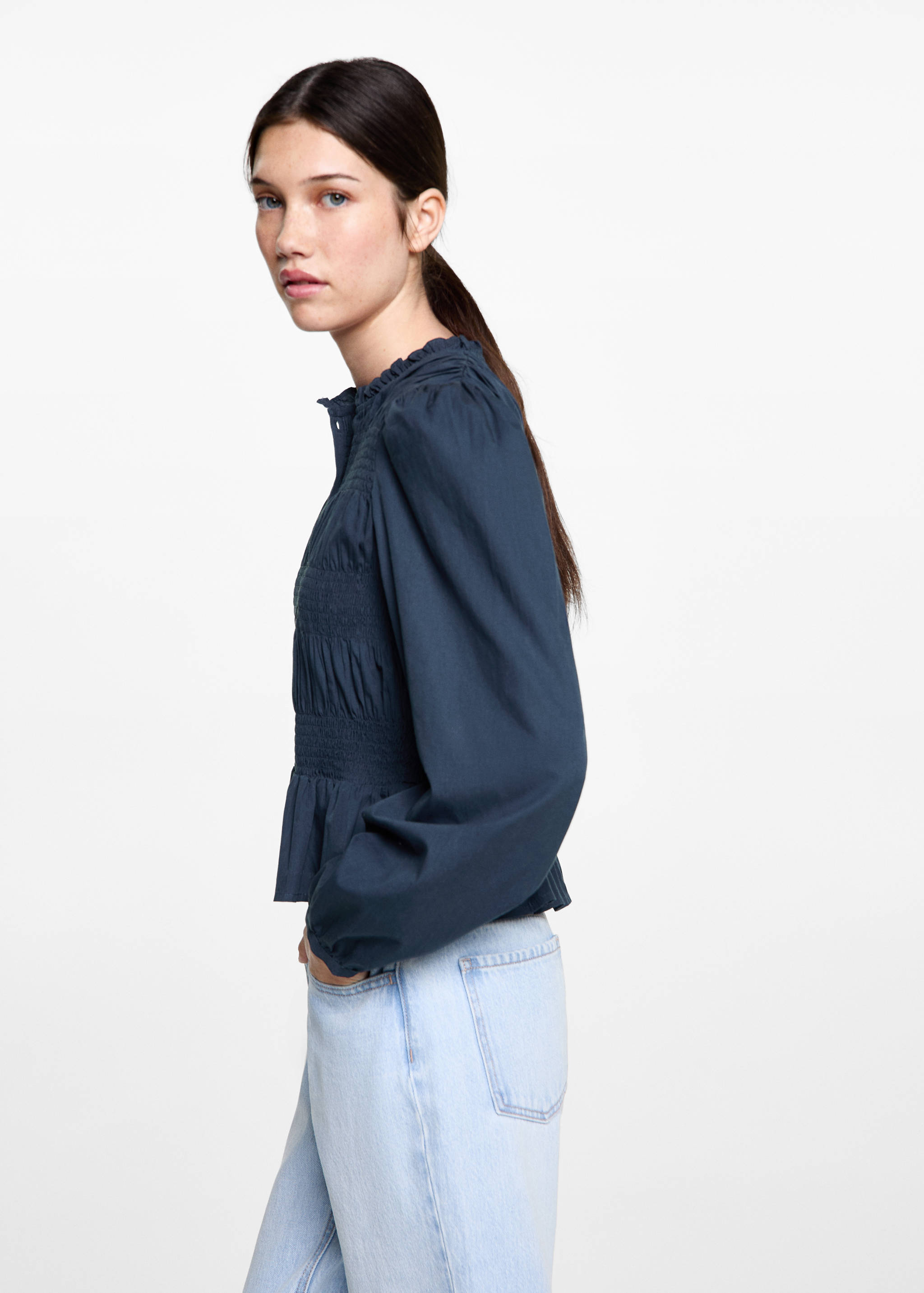 Blusa rufada com folho - Pormenor do artigo 6