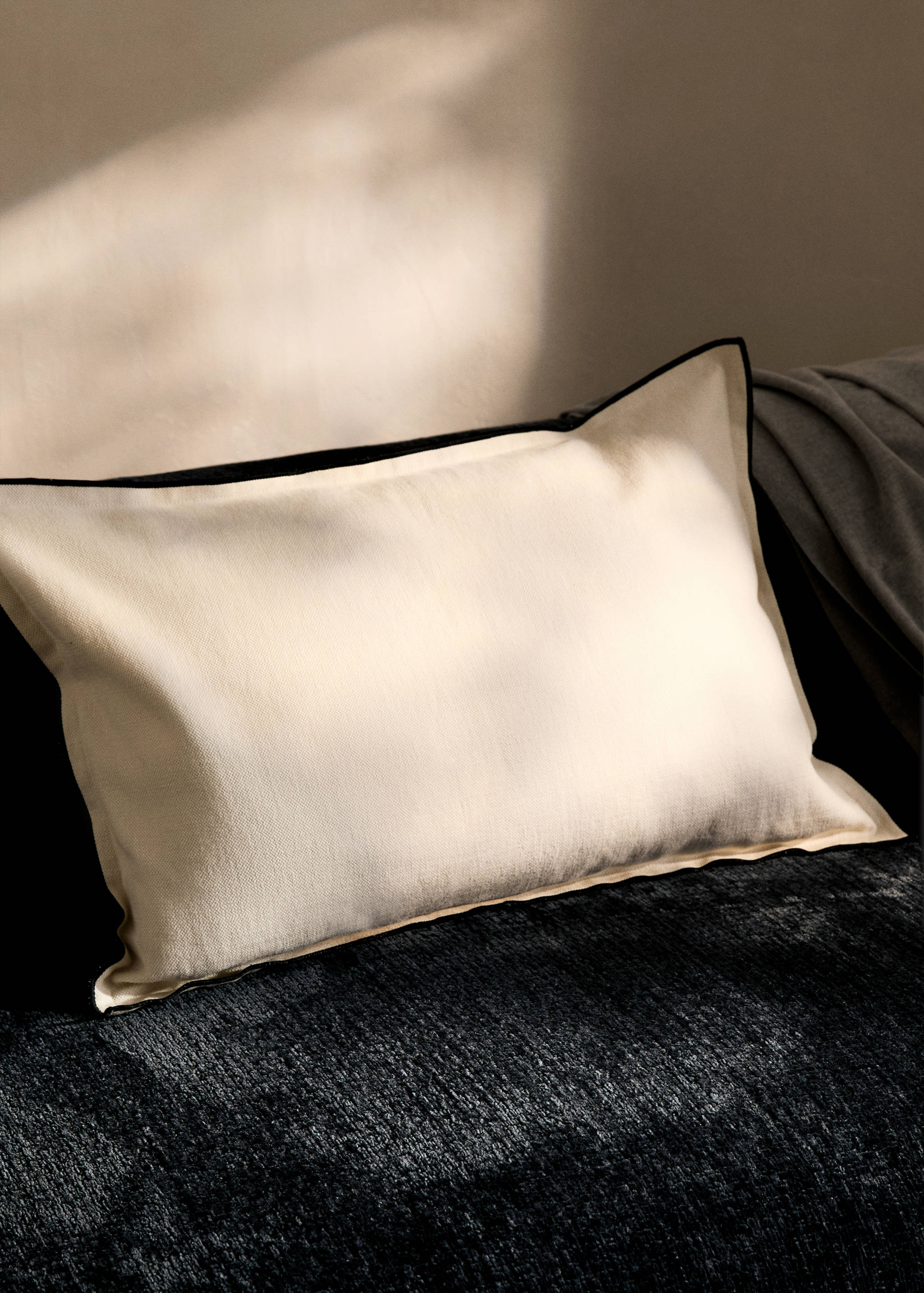 Cotton linen cushion cover with overlock flap 40x60cm - General plane