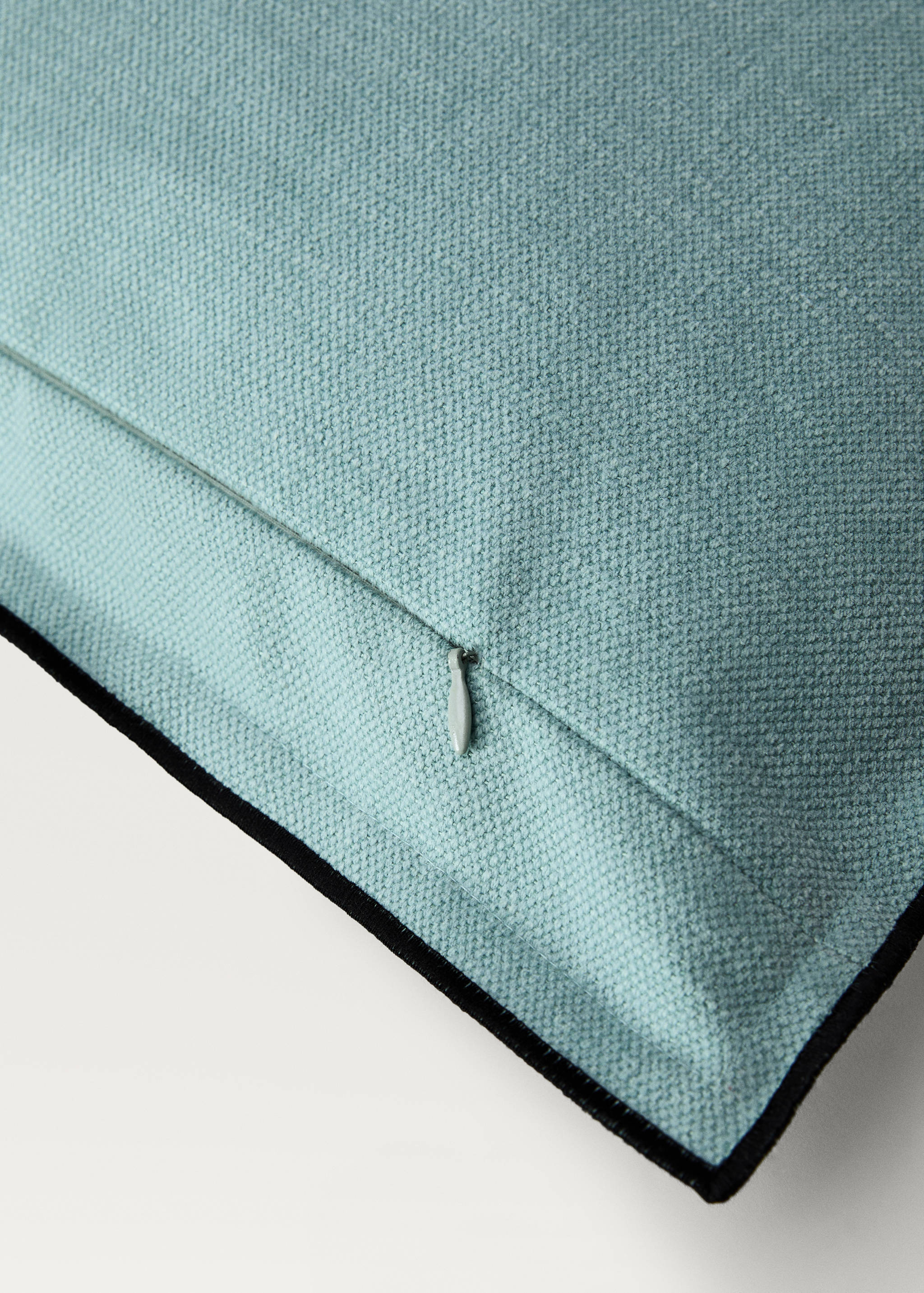 Cotton linen cushion cover with overlock flap 40x60cm - Details of the article 3