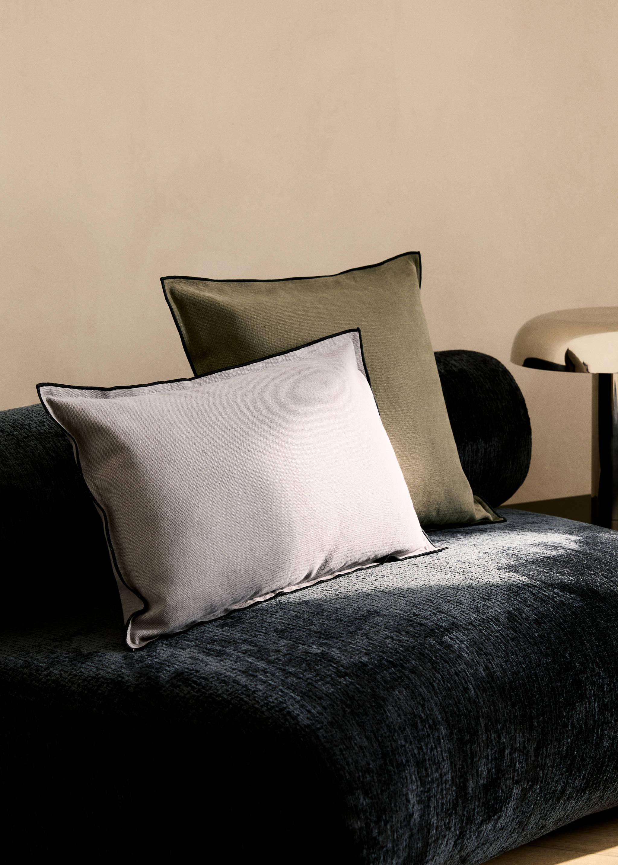 Cotton linen cushion cover with overlock flap 40x60cm - General plane