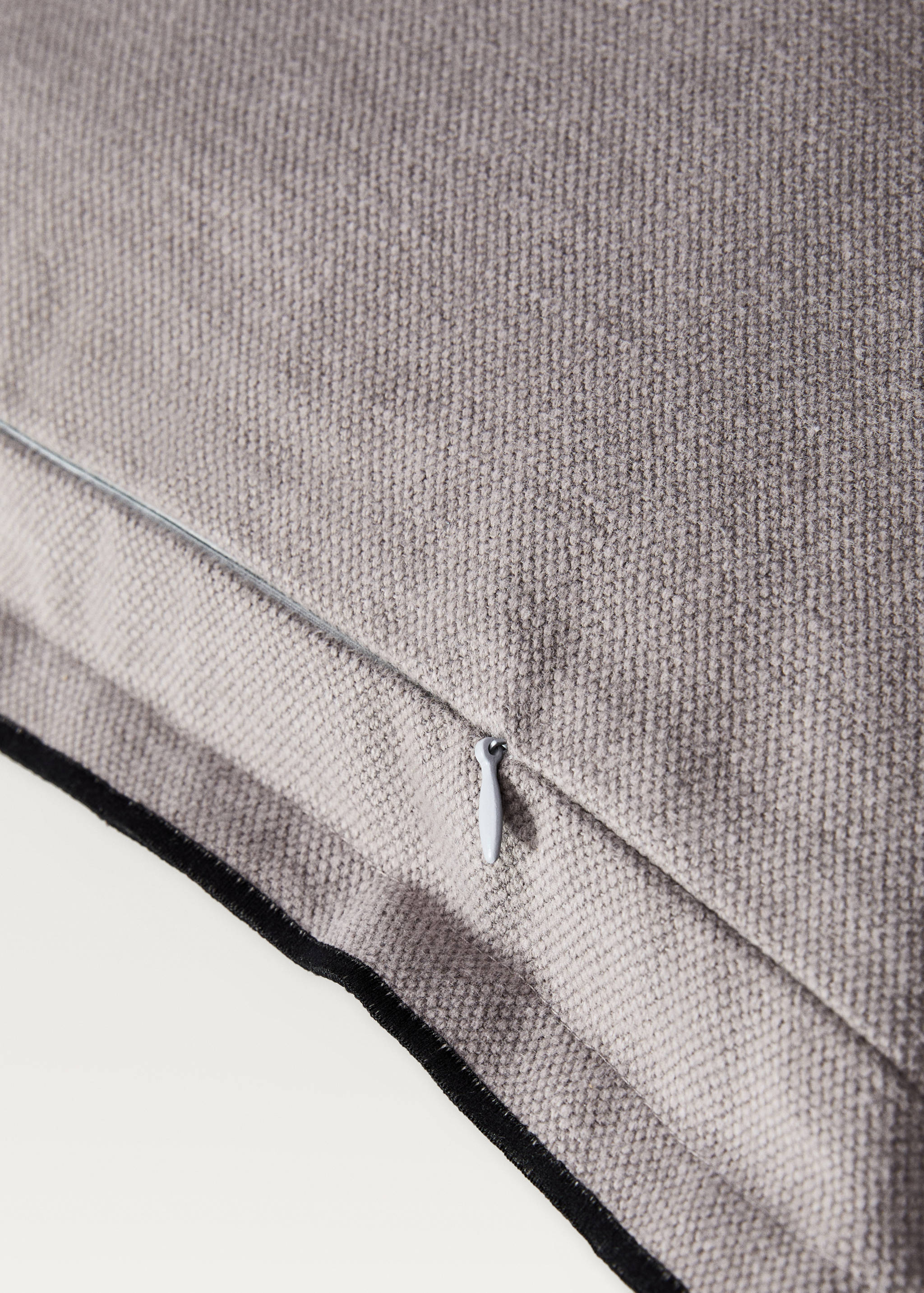 Cotton linen cushion cover with overlock flap 40x60cm - Details of the article 3