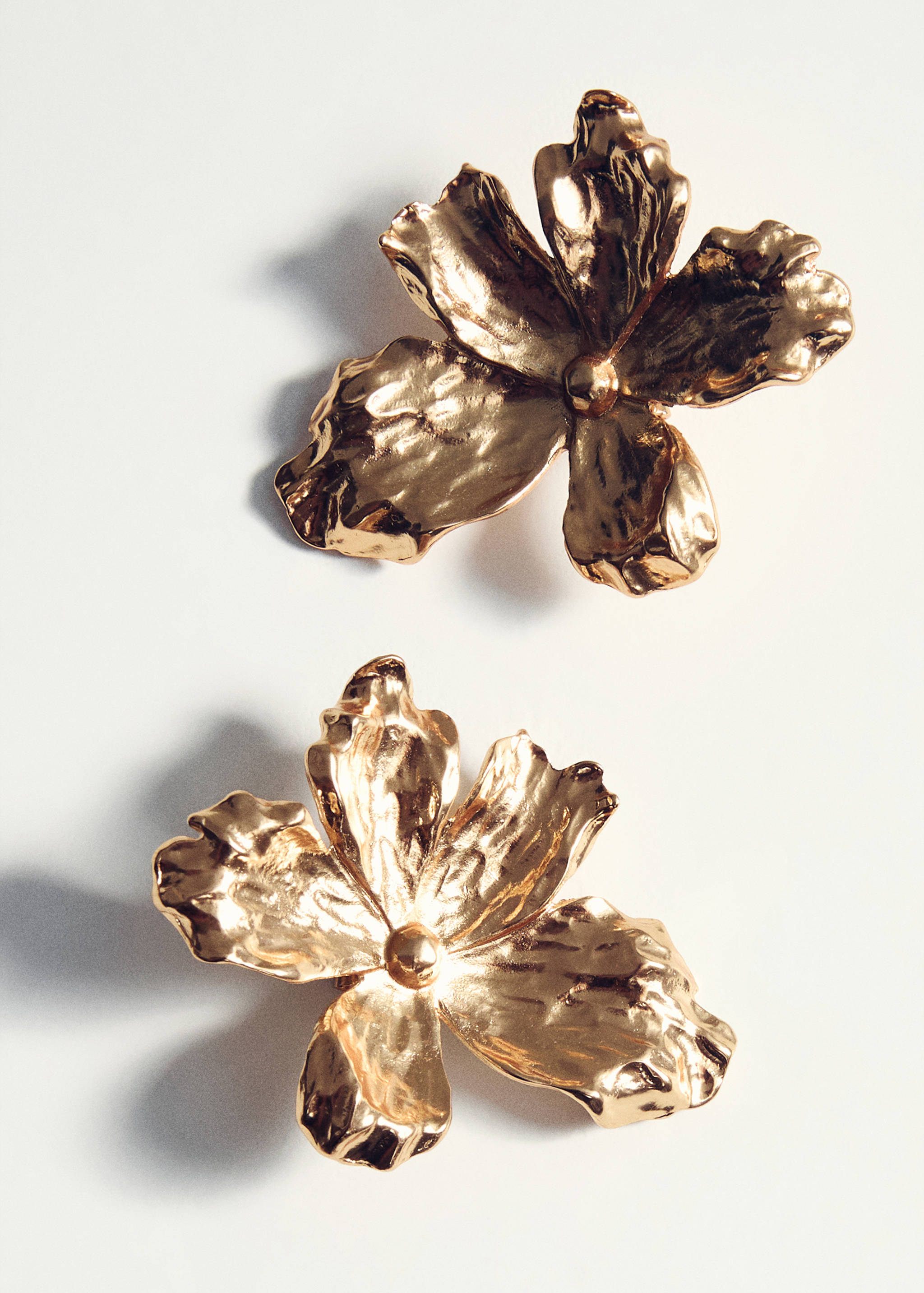 Textured flower earrings - Details of the article 5