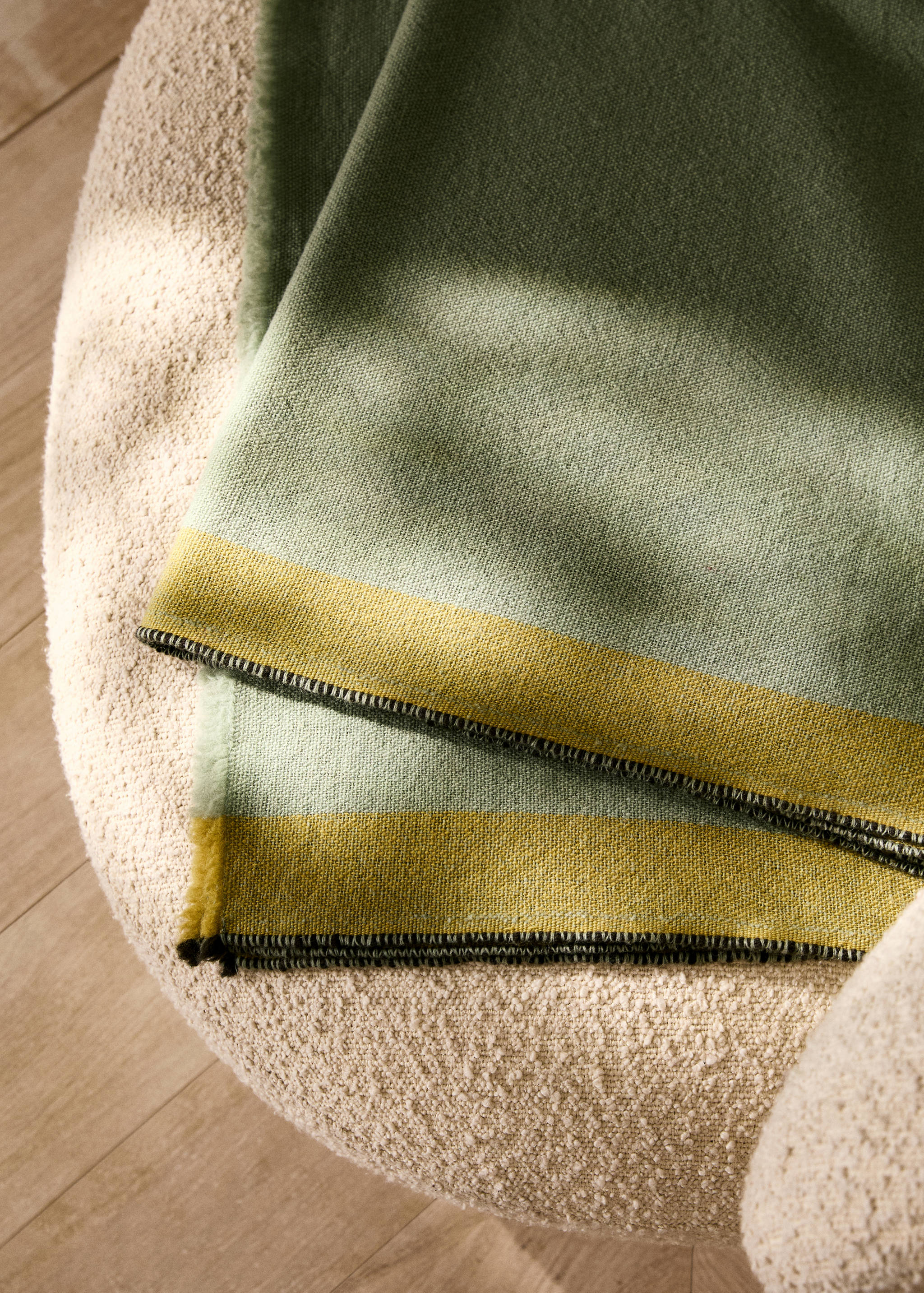 100% wool blanket with contrasting stripes - General plane
