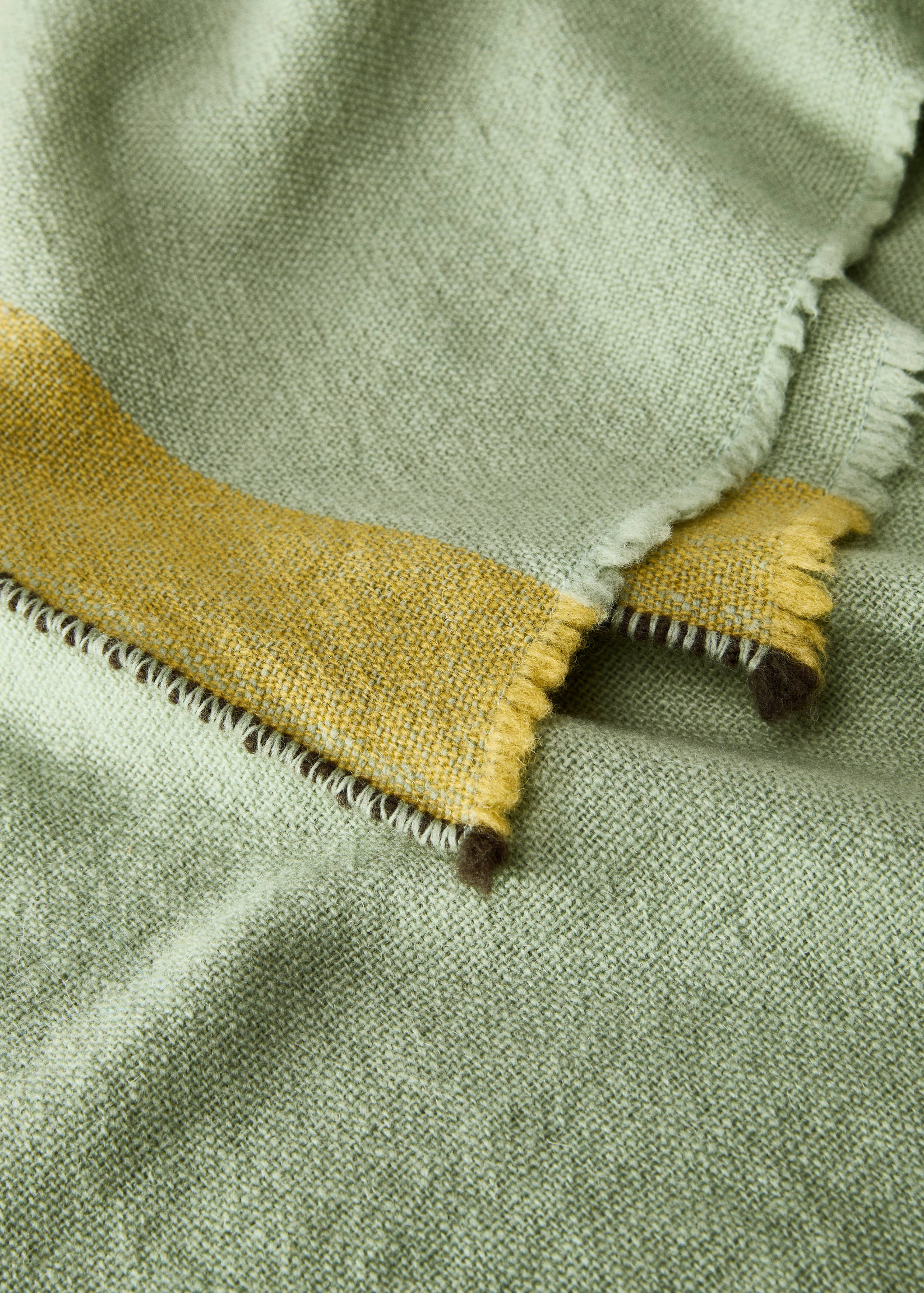 100% wool blanket with contrasting stripes - Details of the article 1