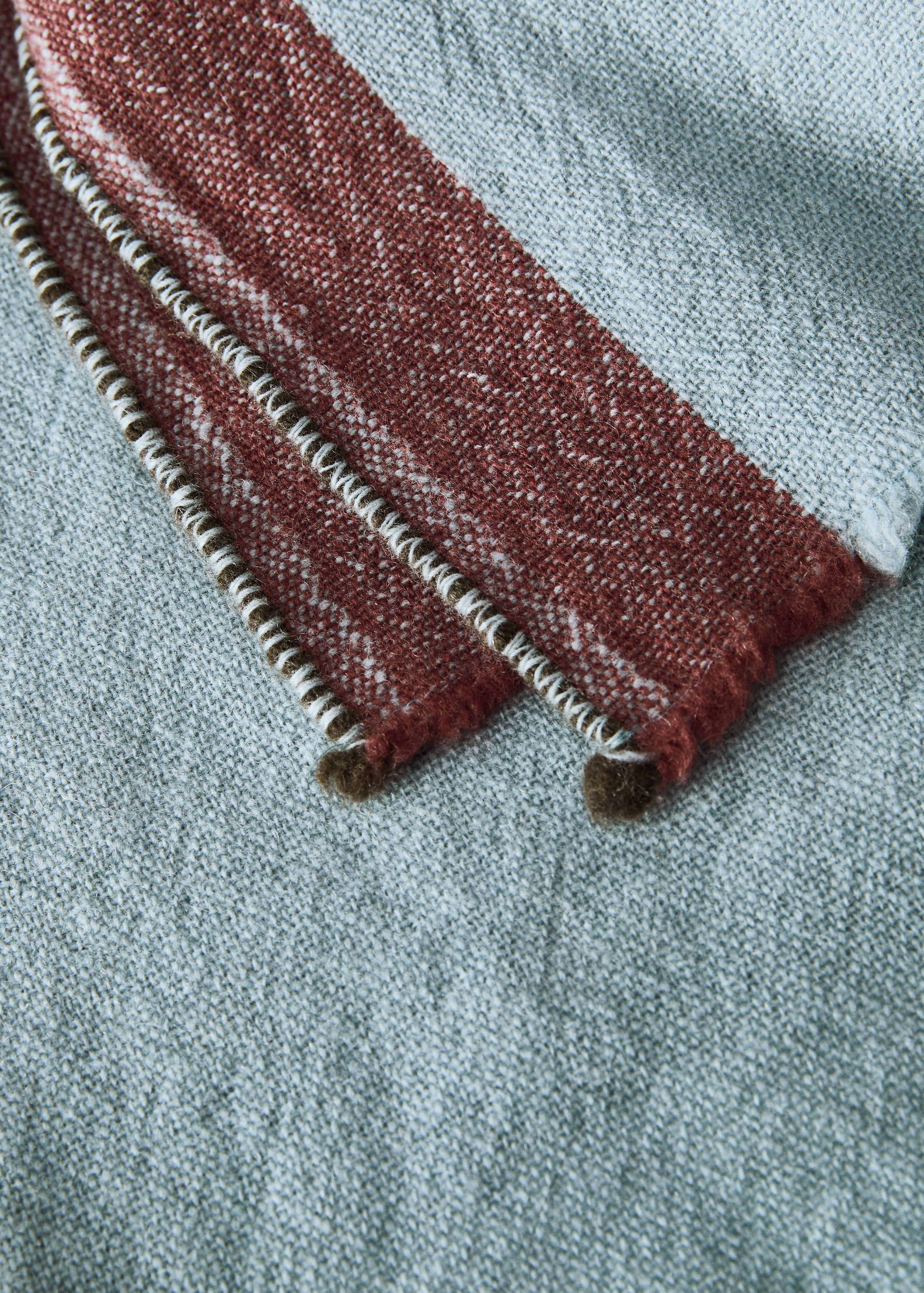 100% wool blanket with contrasting stripes - Details of the article 1